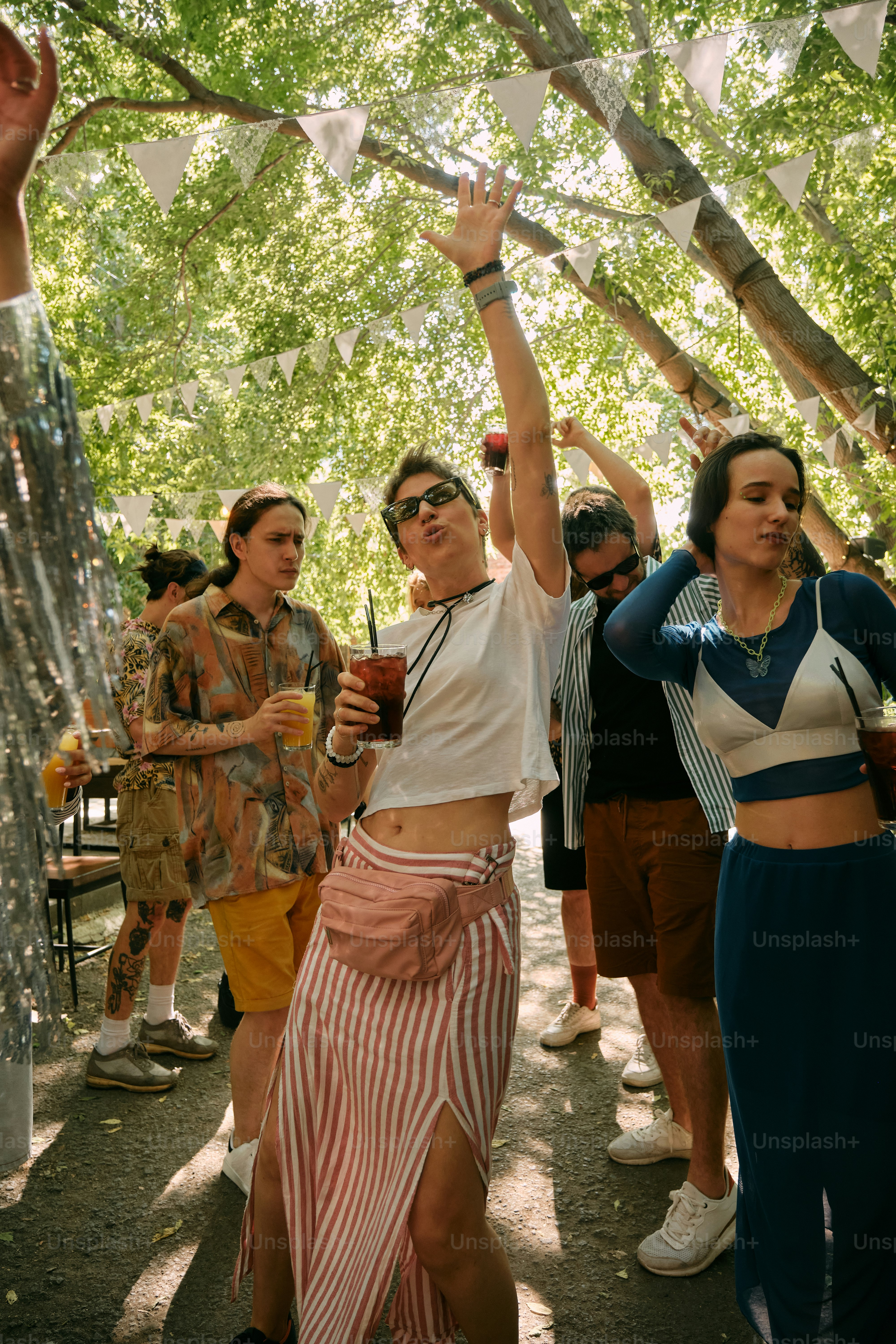 Eine Gruppe von Menschen, die umeinander stehen