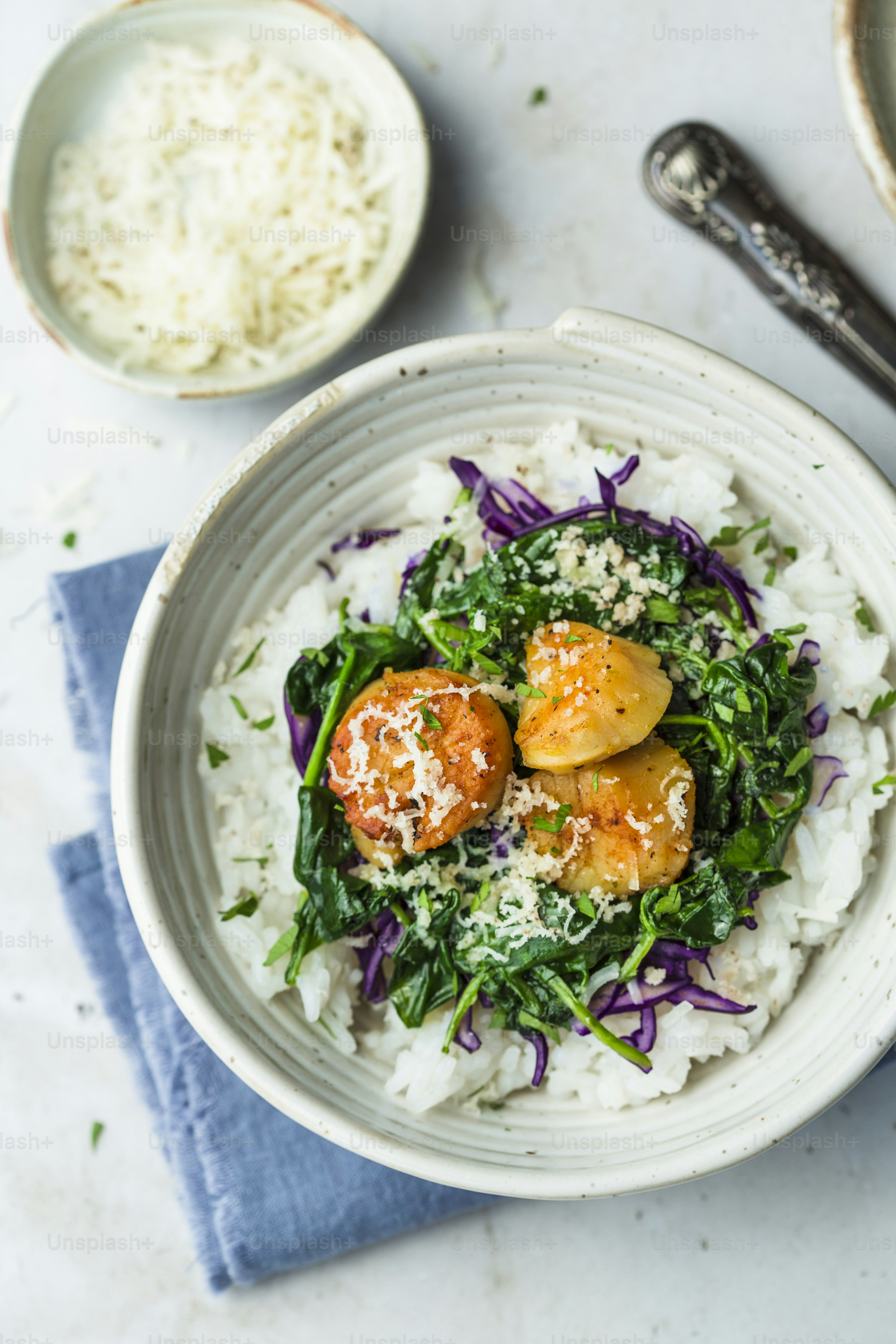Una ciotola piena di riso, carne e verdure