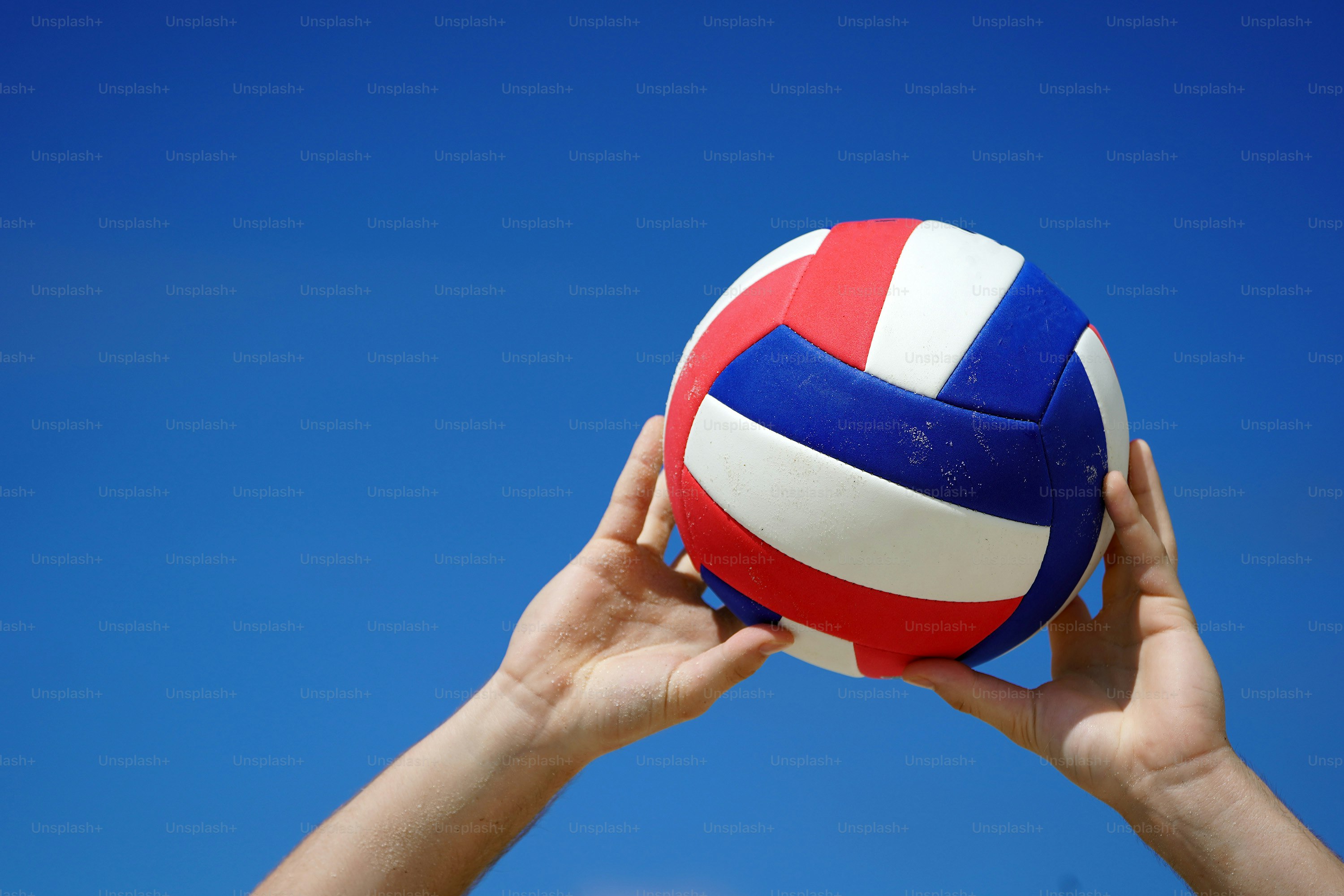 Seseorang memegang bola pantai di tangan mereka