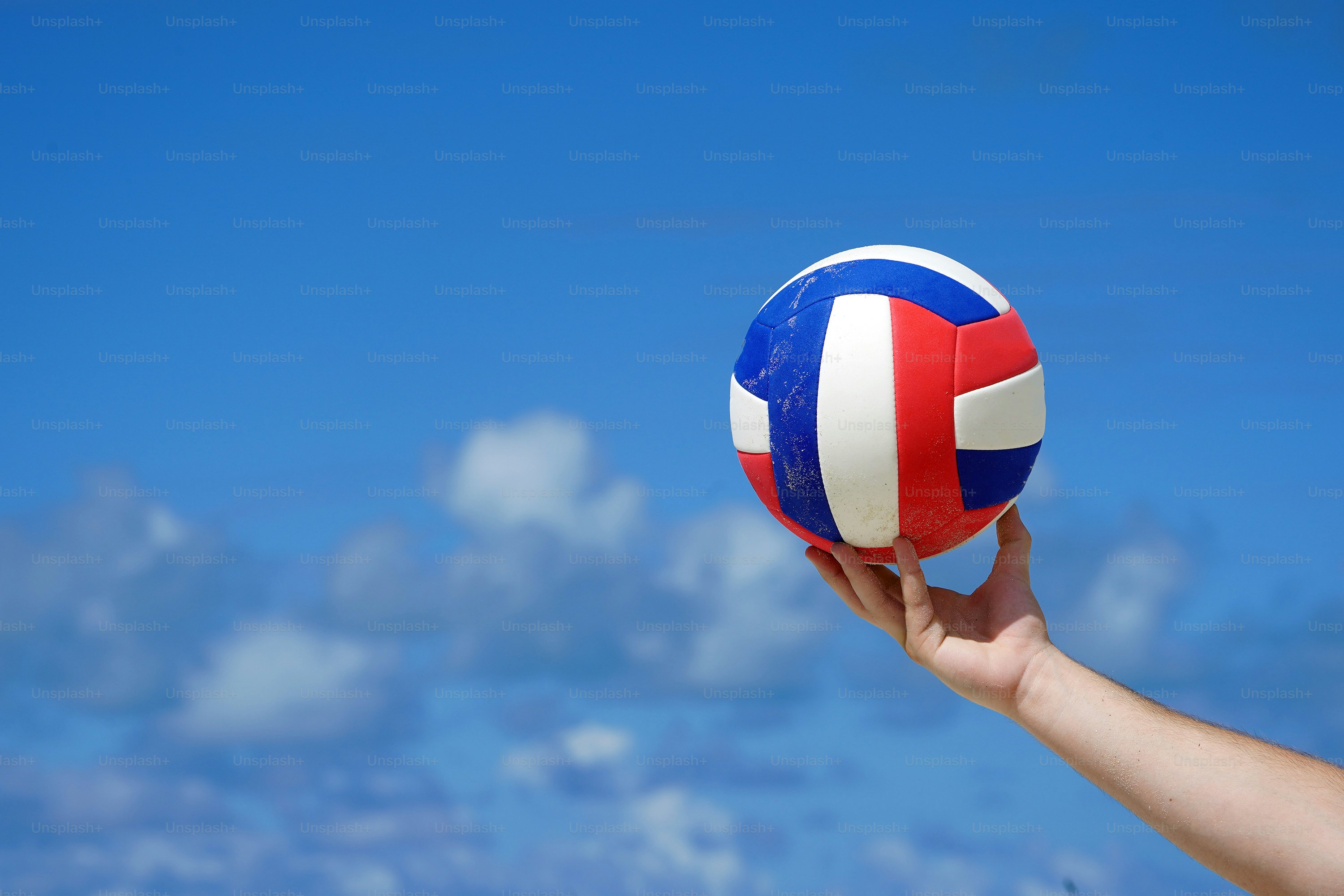 Seseorang memegang bola pantai di tangan mereka