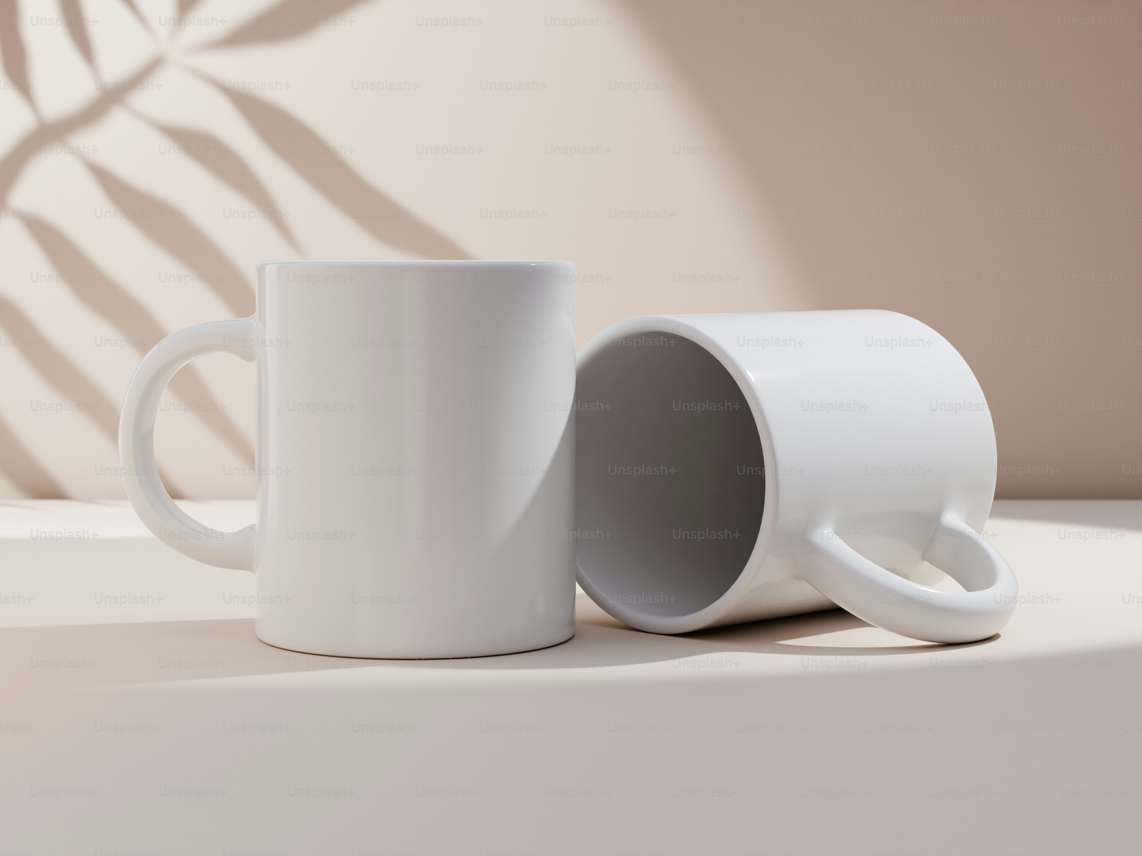 테이블 위에 놓인 화이트 커피잔