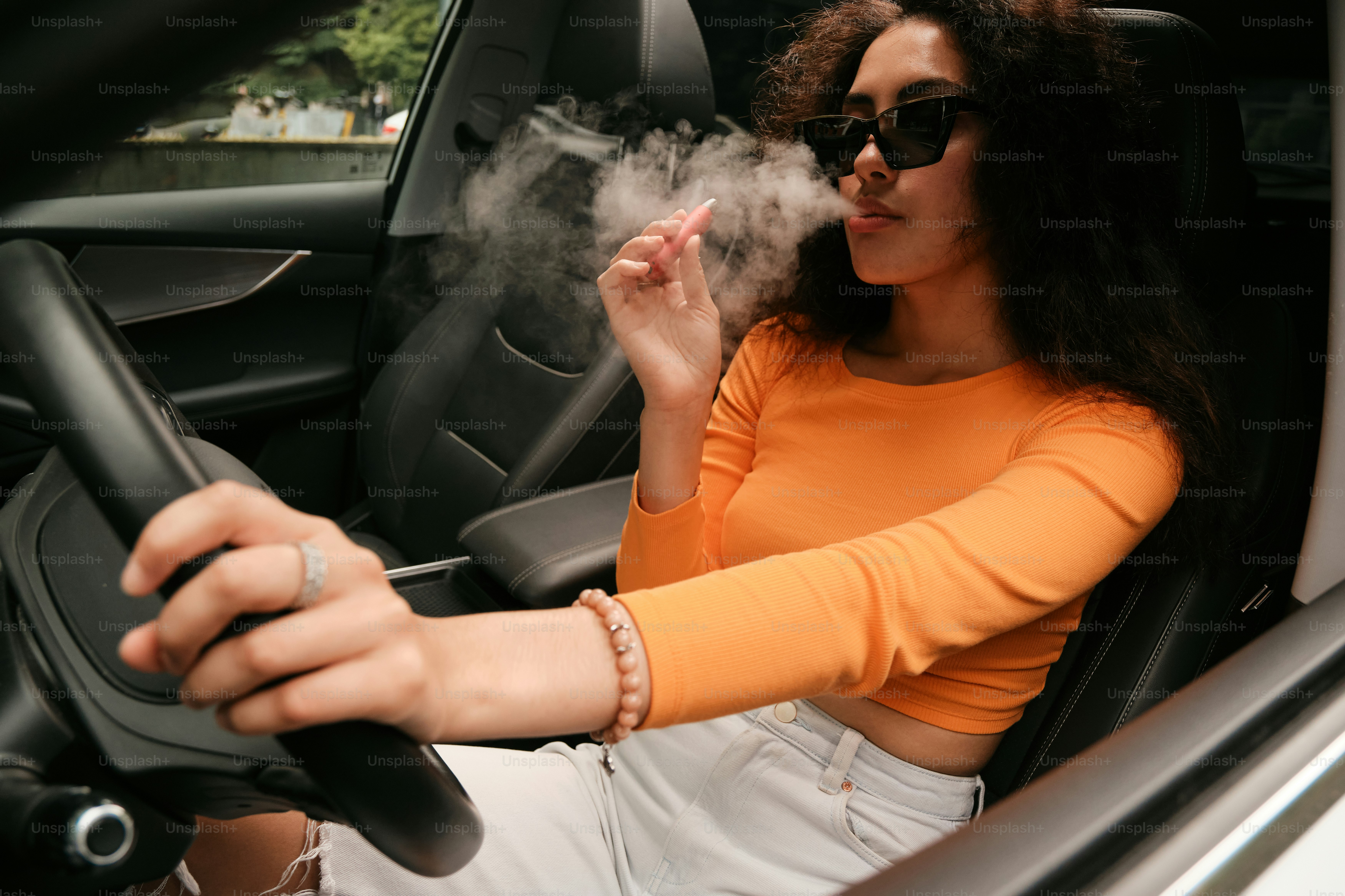 premium_photo-1719306279974-0dfe0e37c8b3?ixid=M3wxMjA3fDB8MXxzZWFyY2h8MTgxfHxzbW9rZSUyMHNob3BzJTIwbmVhciUyMG1lfGVufDB8fHx8MTczODE0Nzk3Mnww%5Cu0026ixlib=rb-4.0.3