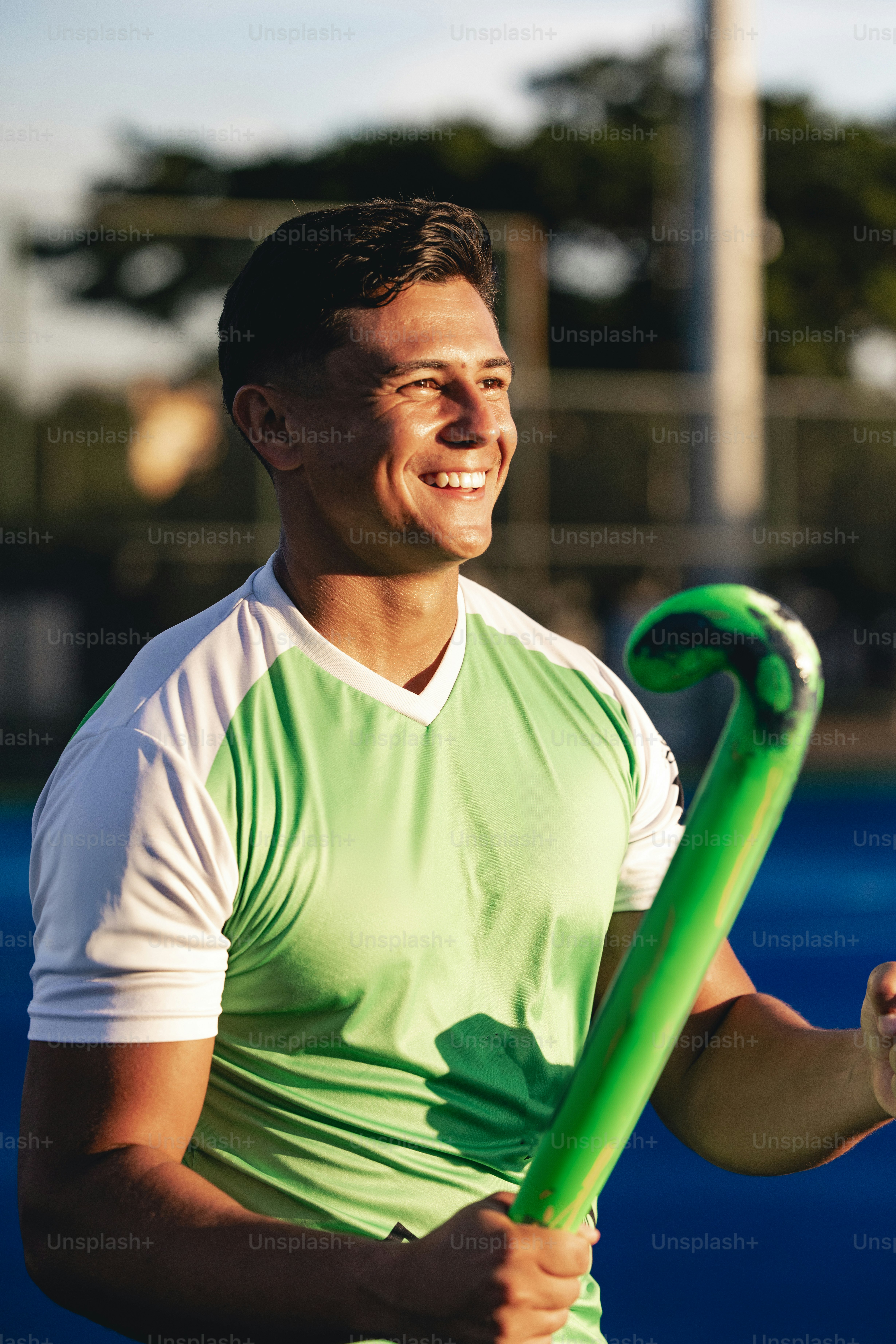 Un homme tenant une raquette de tennis sur un court de tennis