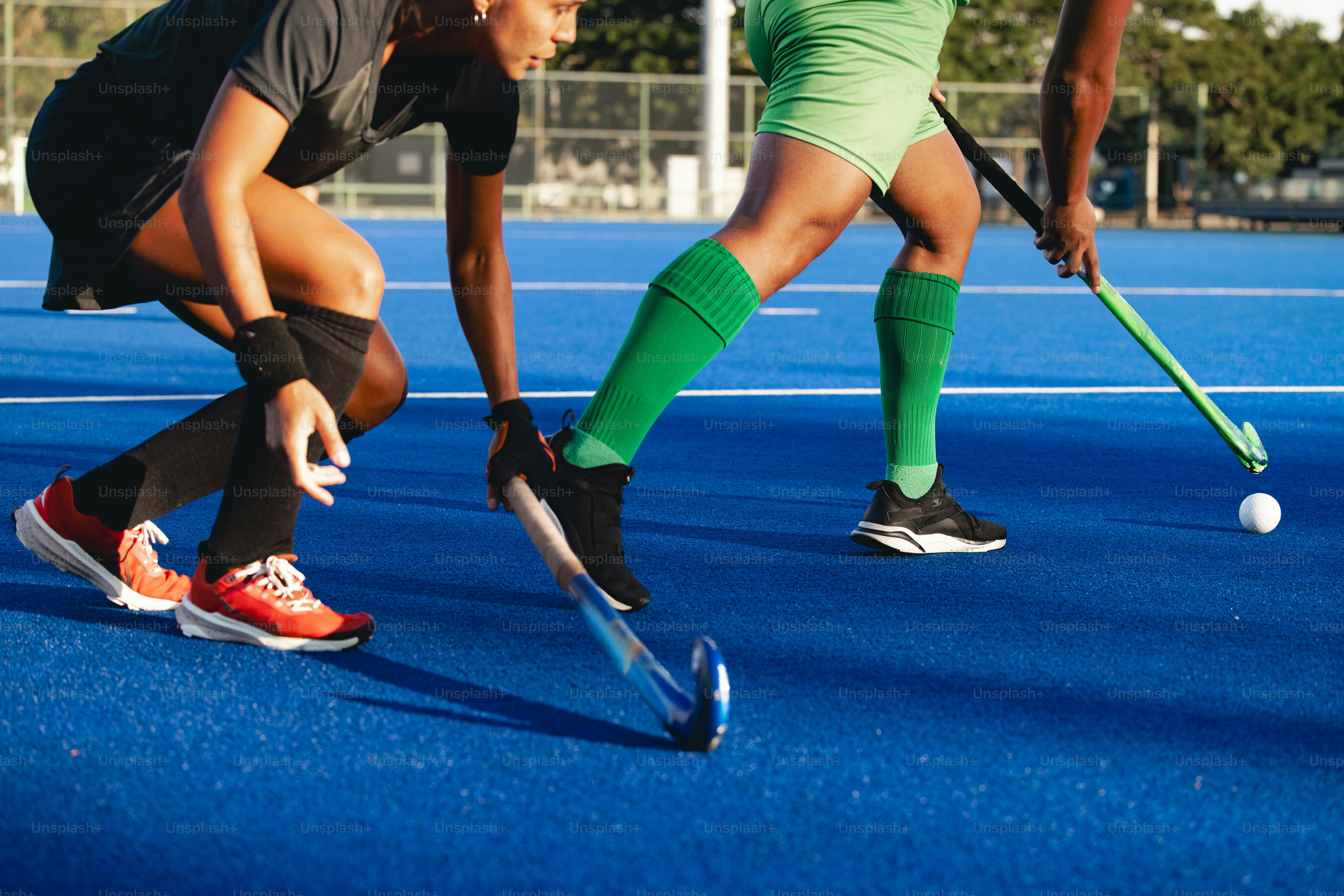 필드 하키 게임을 하는 두 남자