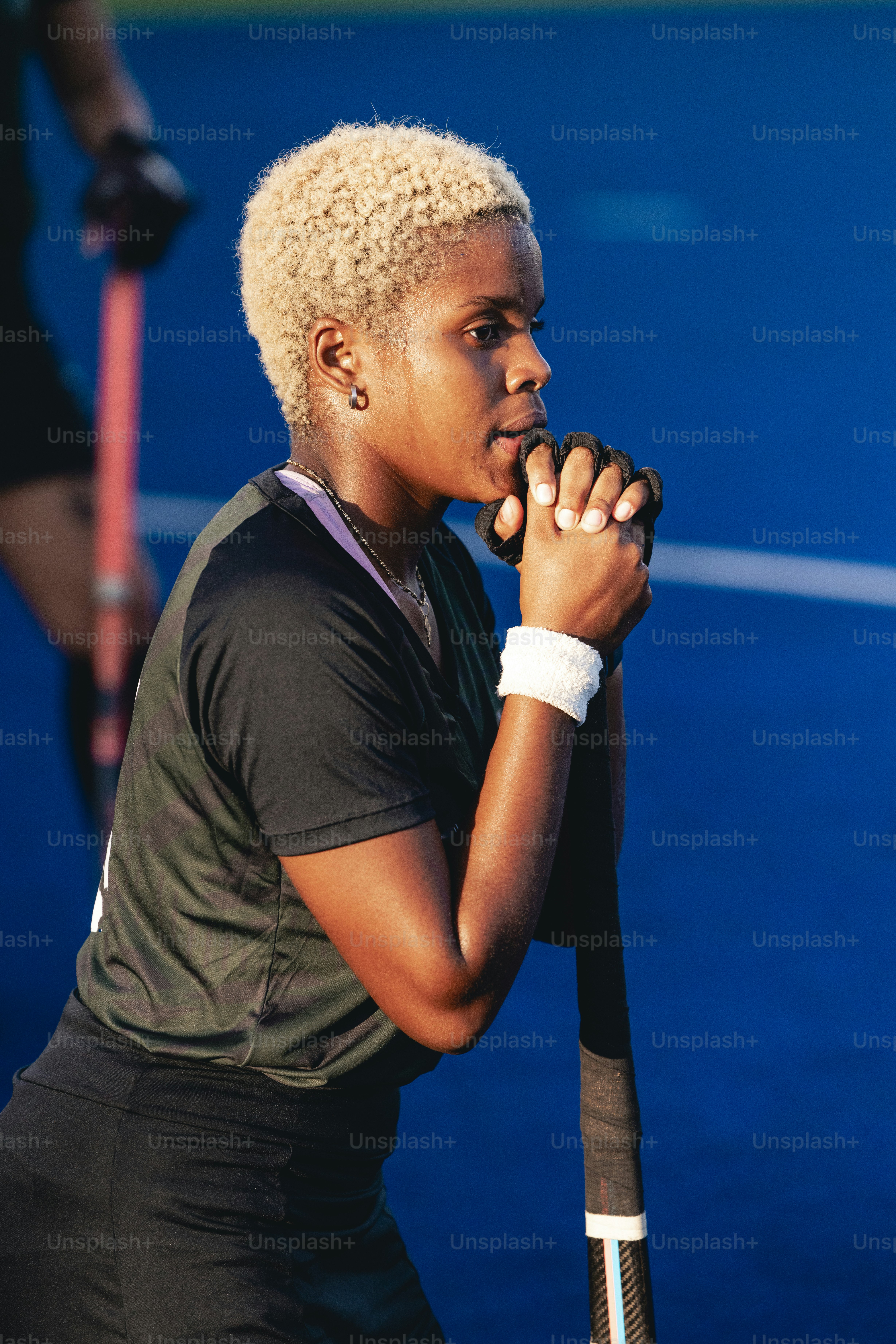 Une femme tenant une raquette de tennis sur un court de tennis
