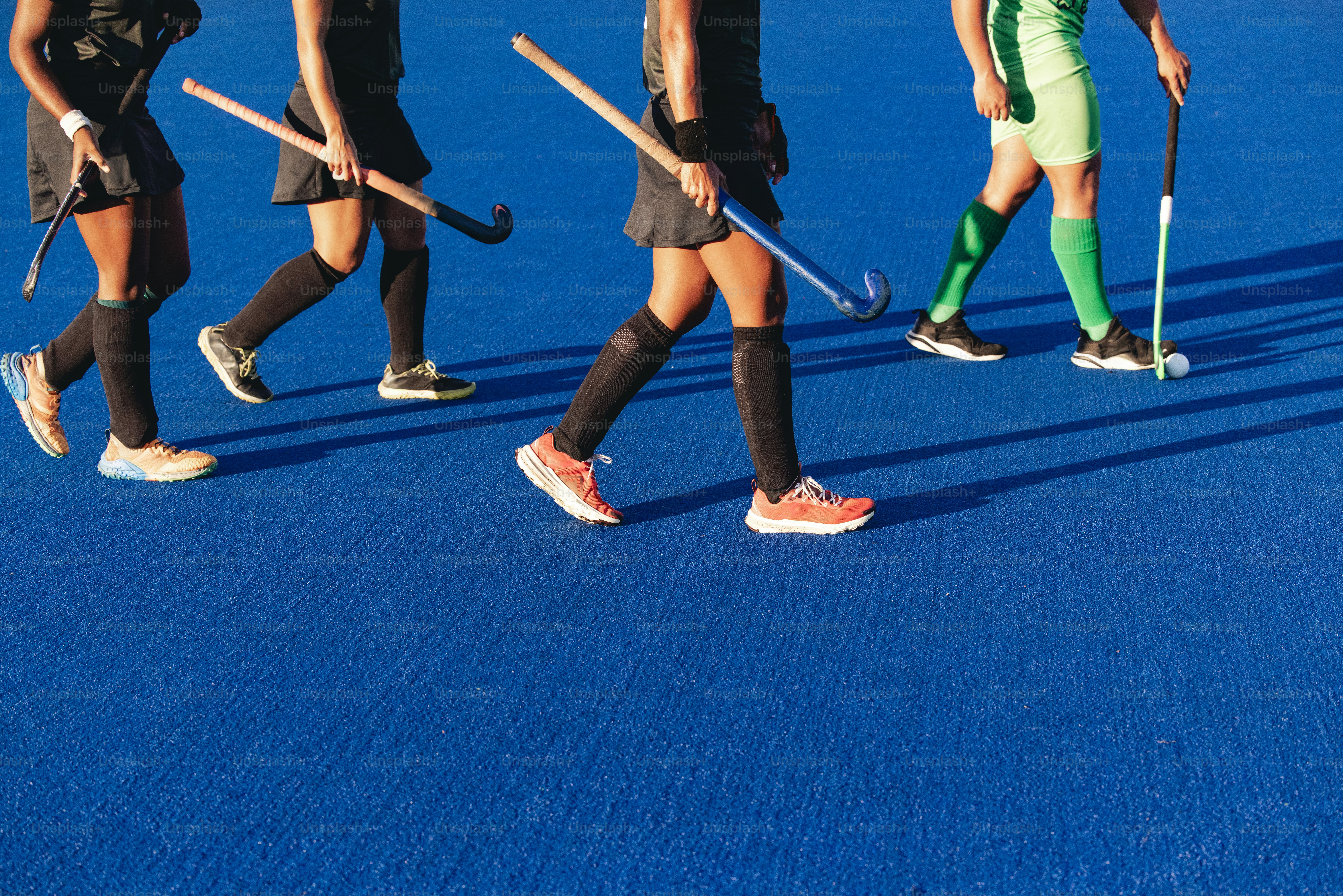 Un groupe de personnes sur un terrain jouant au hockey sur gazon