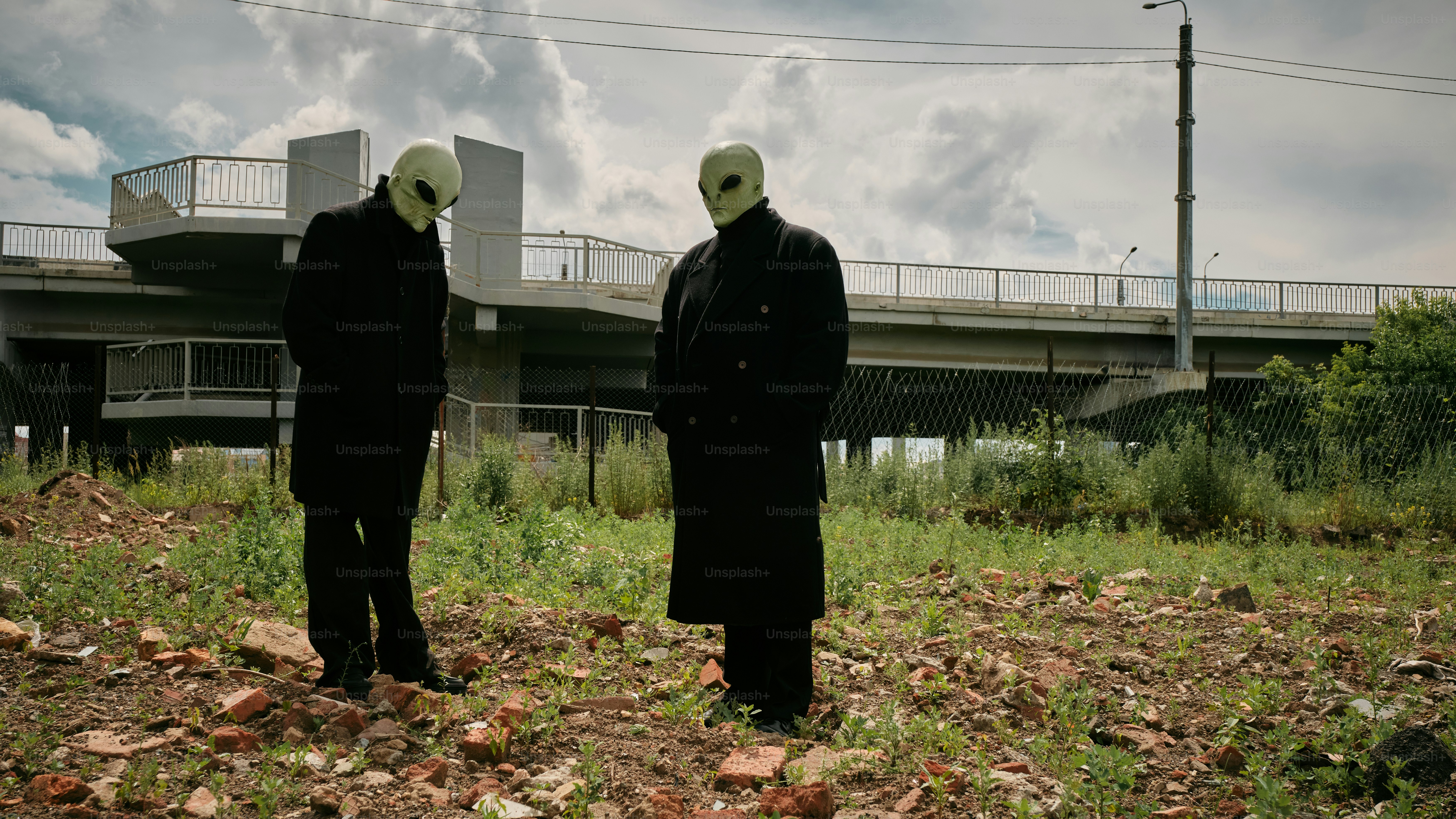 Deux personnes portant des masques debout dans un champ