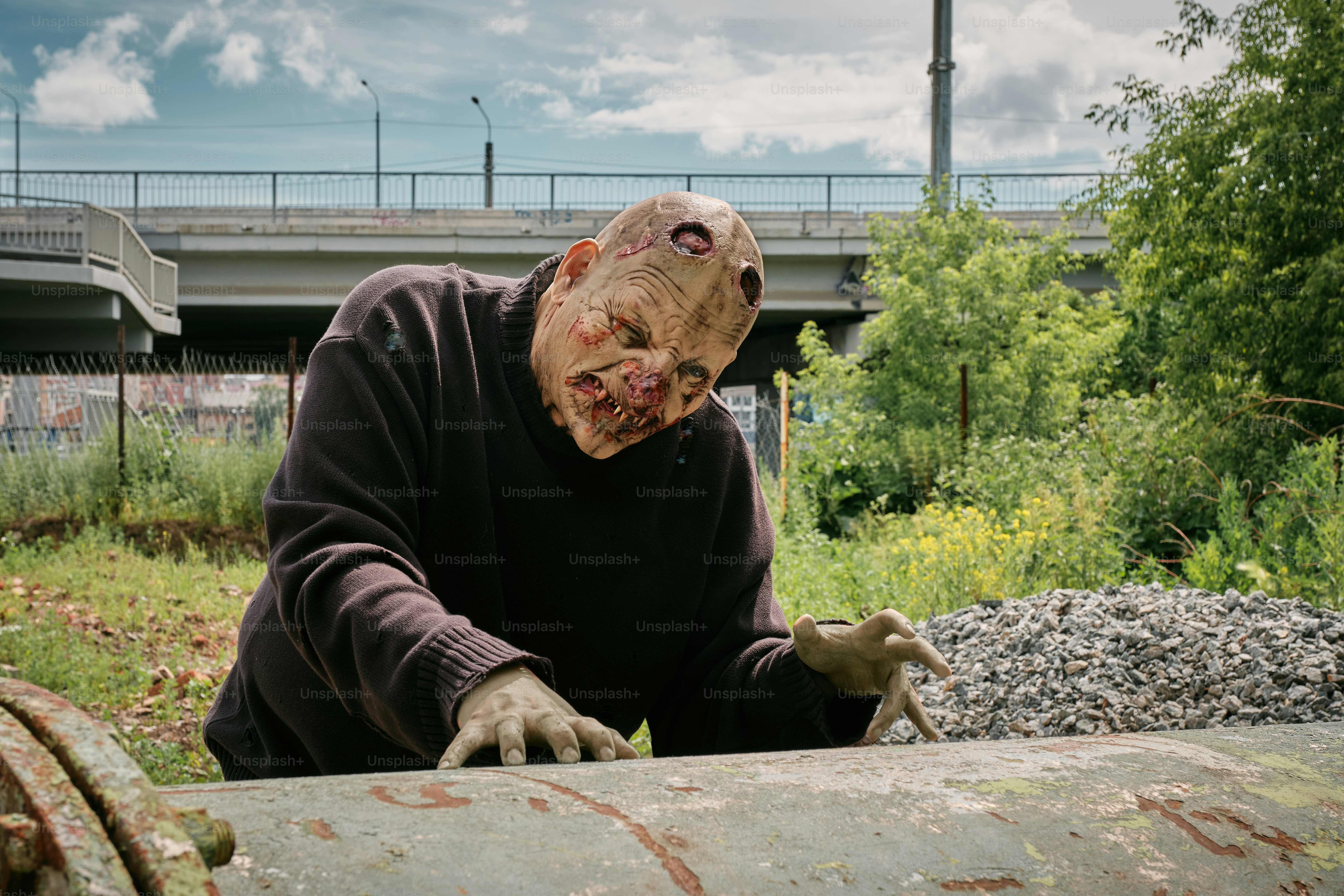 Un homme avec un masque effrayant penché sur un tonneau