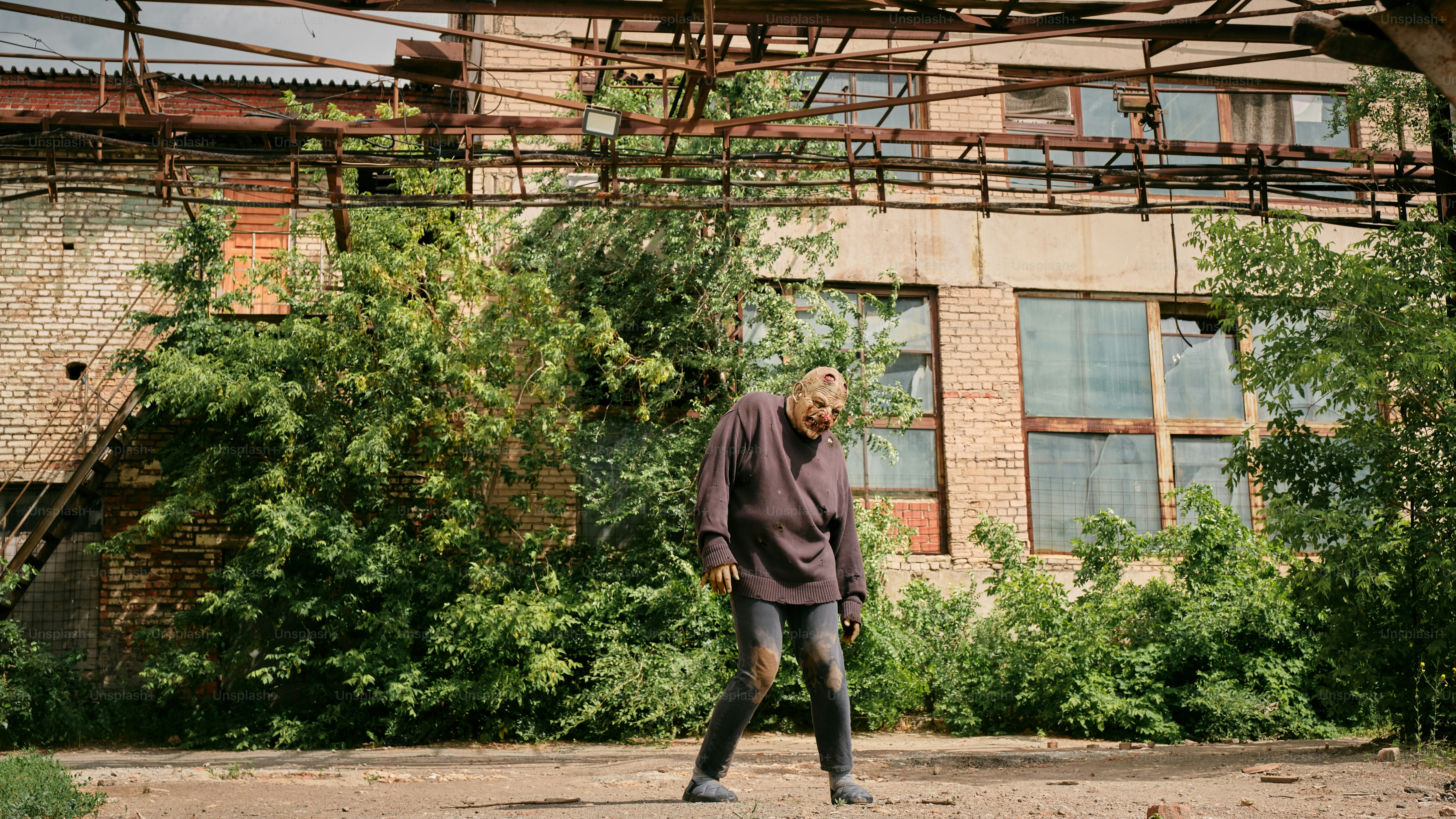 Un homme marchant dans une rue devant un grand immeuble