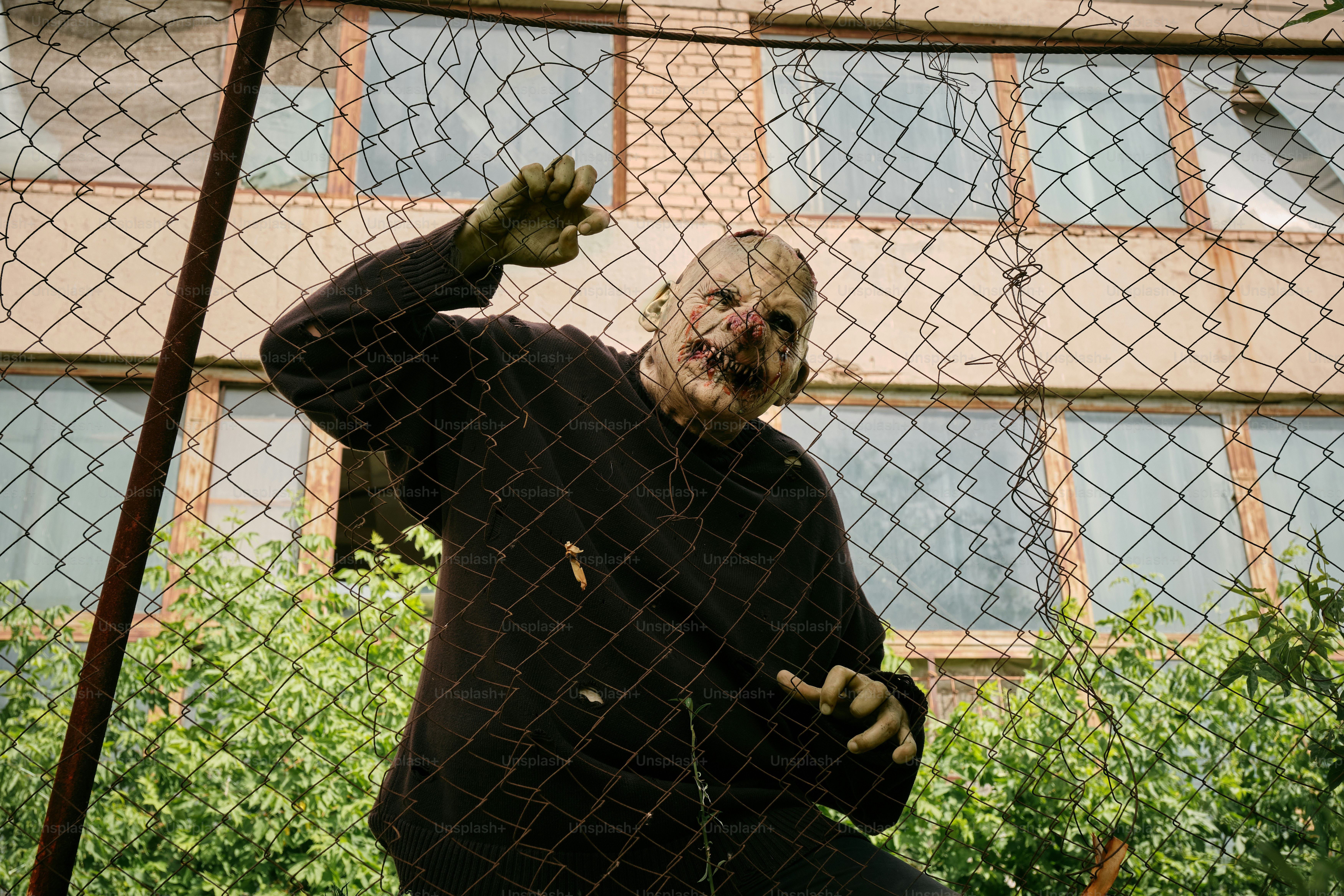 Un homme en chemise noire tenant un frisbee noir