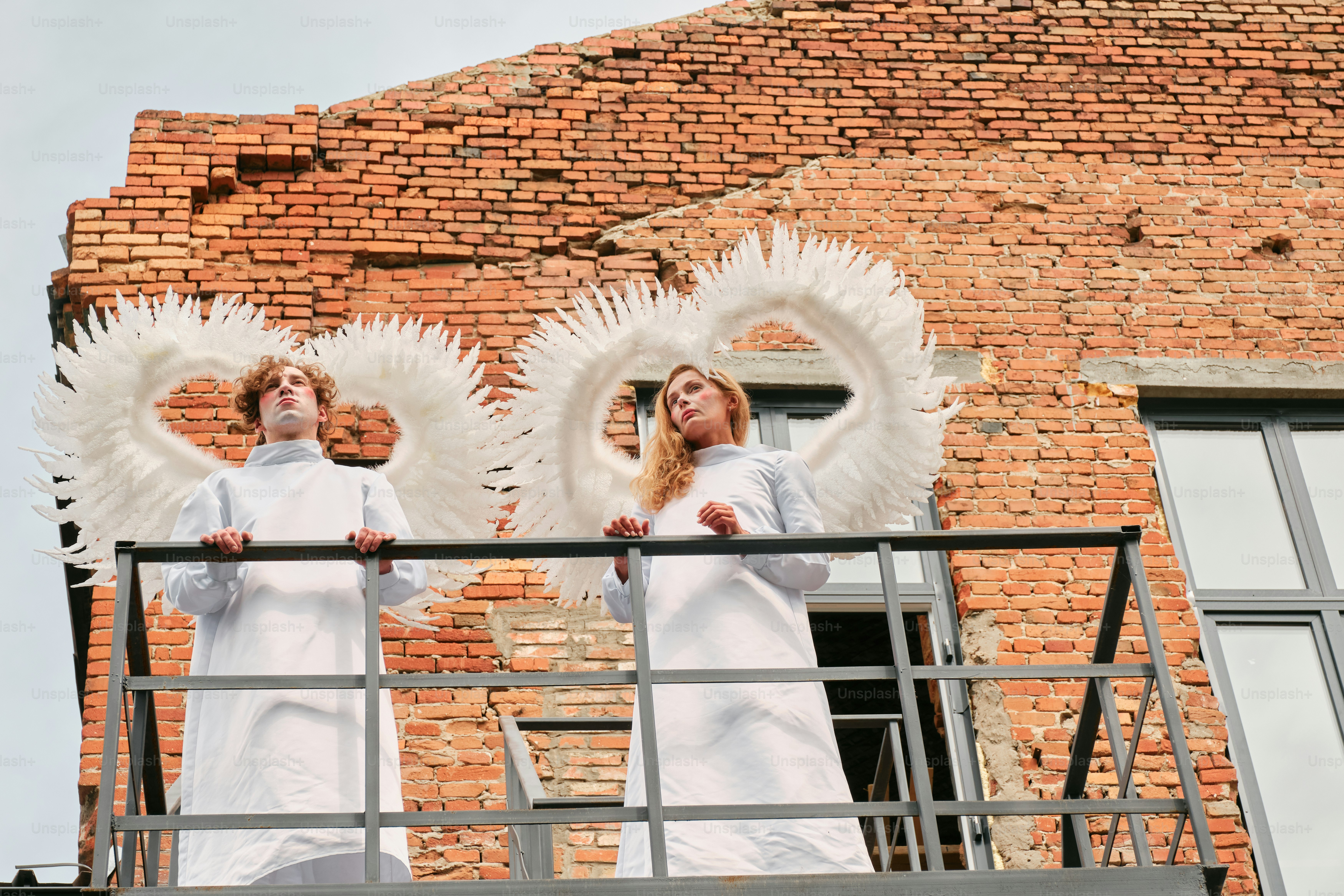 Un couple de femmes debout au sommet d’un balcon