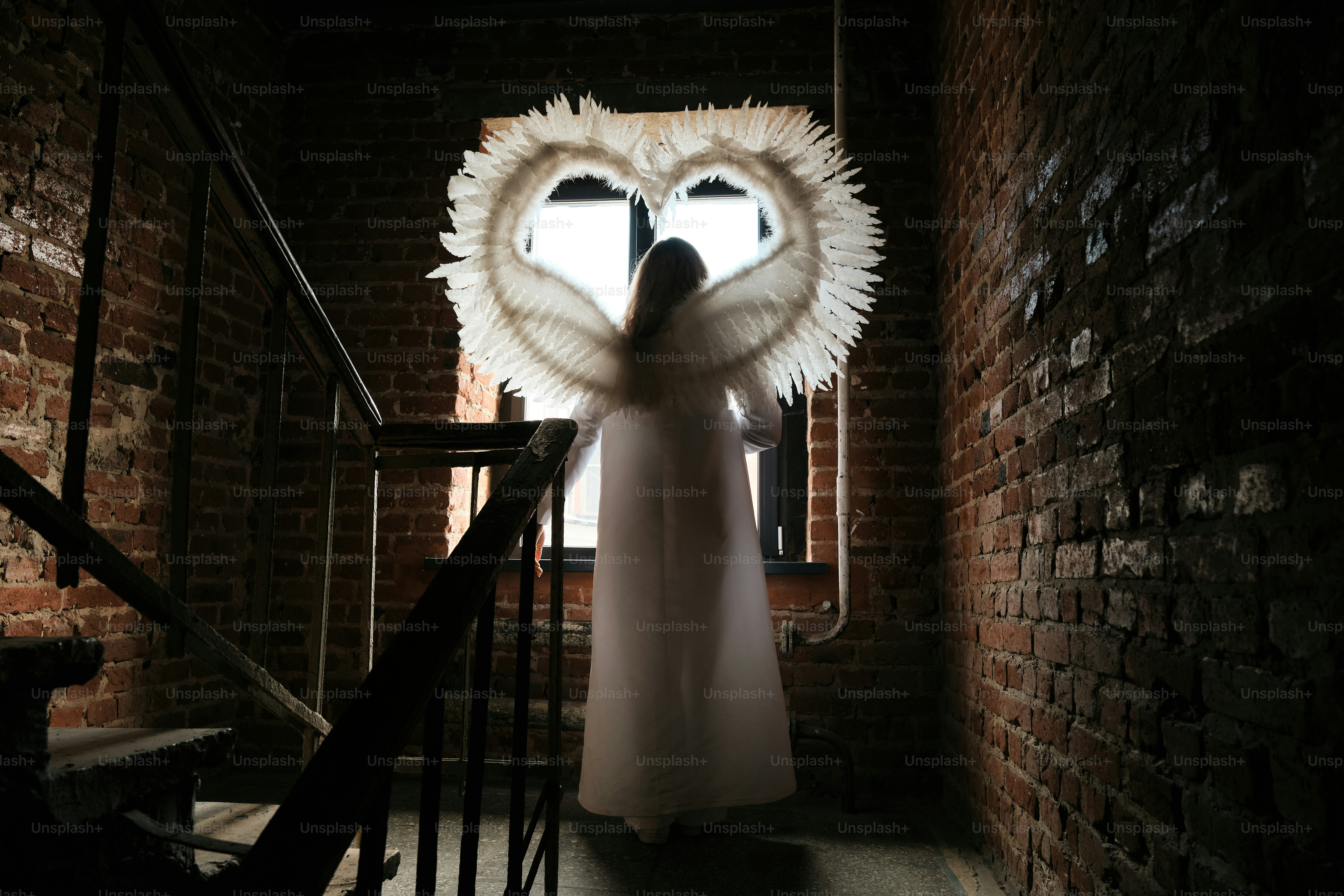 Uma mulher em um vestido branco em pé em um corredor