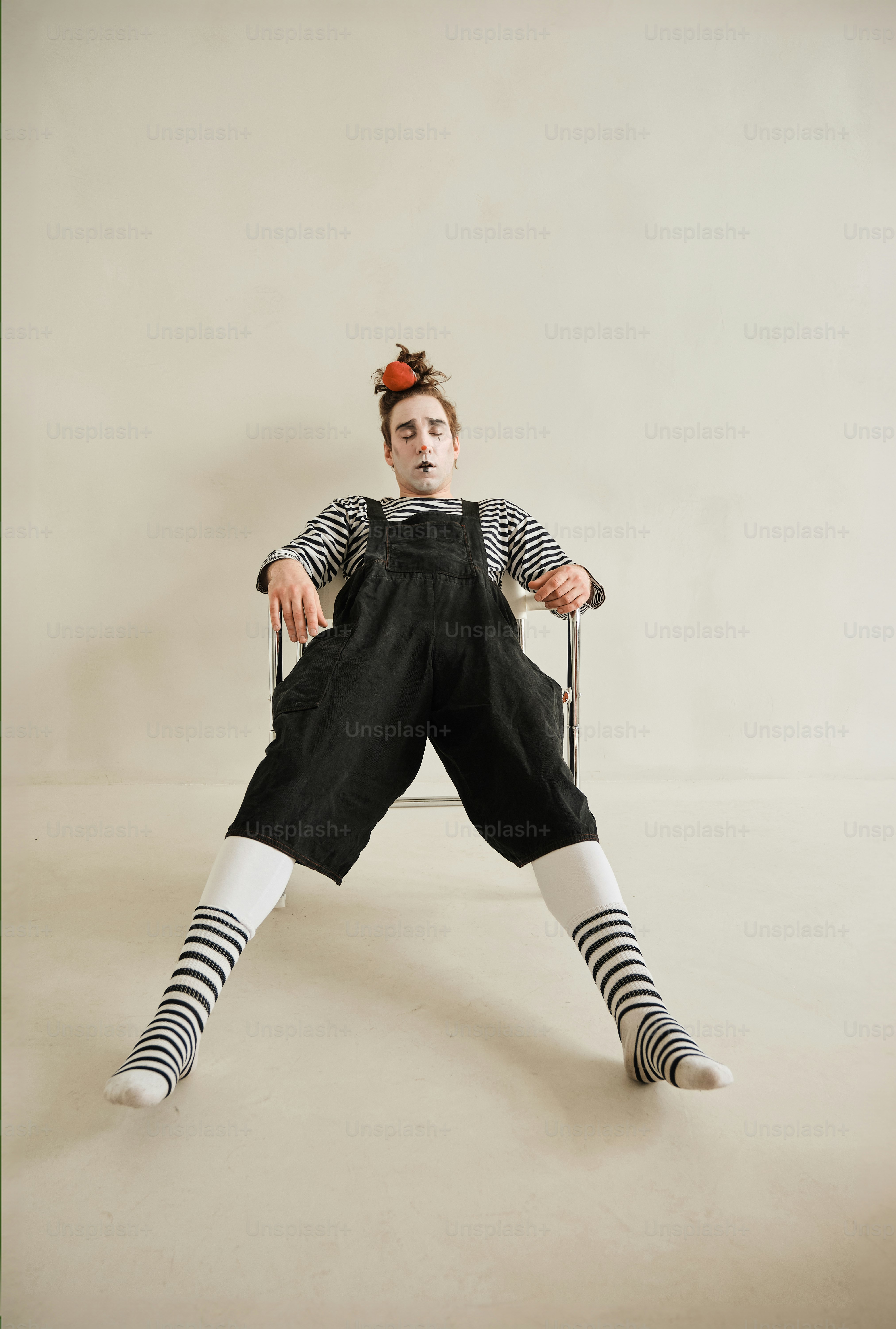 Une femme assise sur une chaise, les jambes croisées