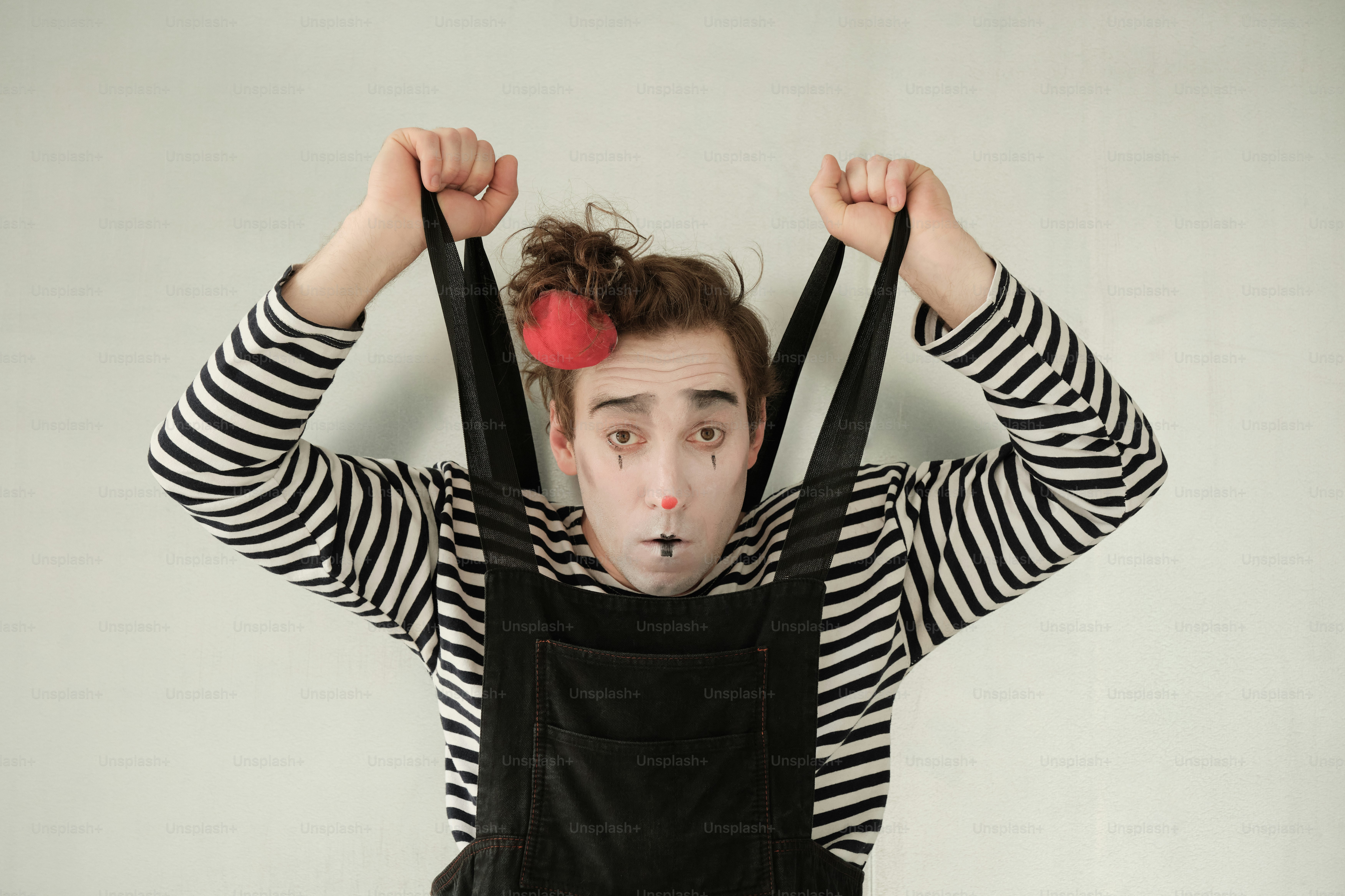 Un homme avec ses mains sur la tête