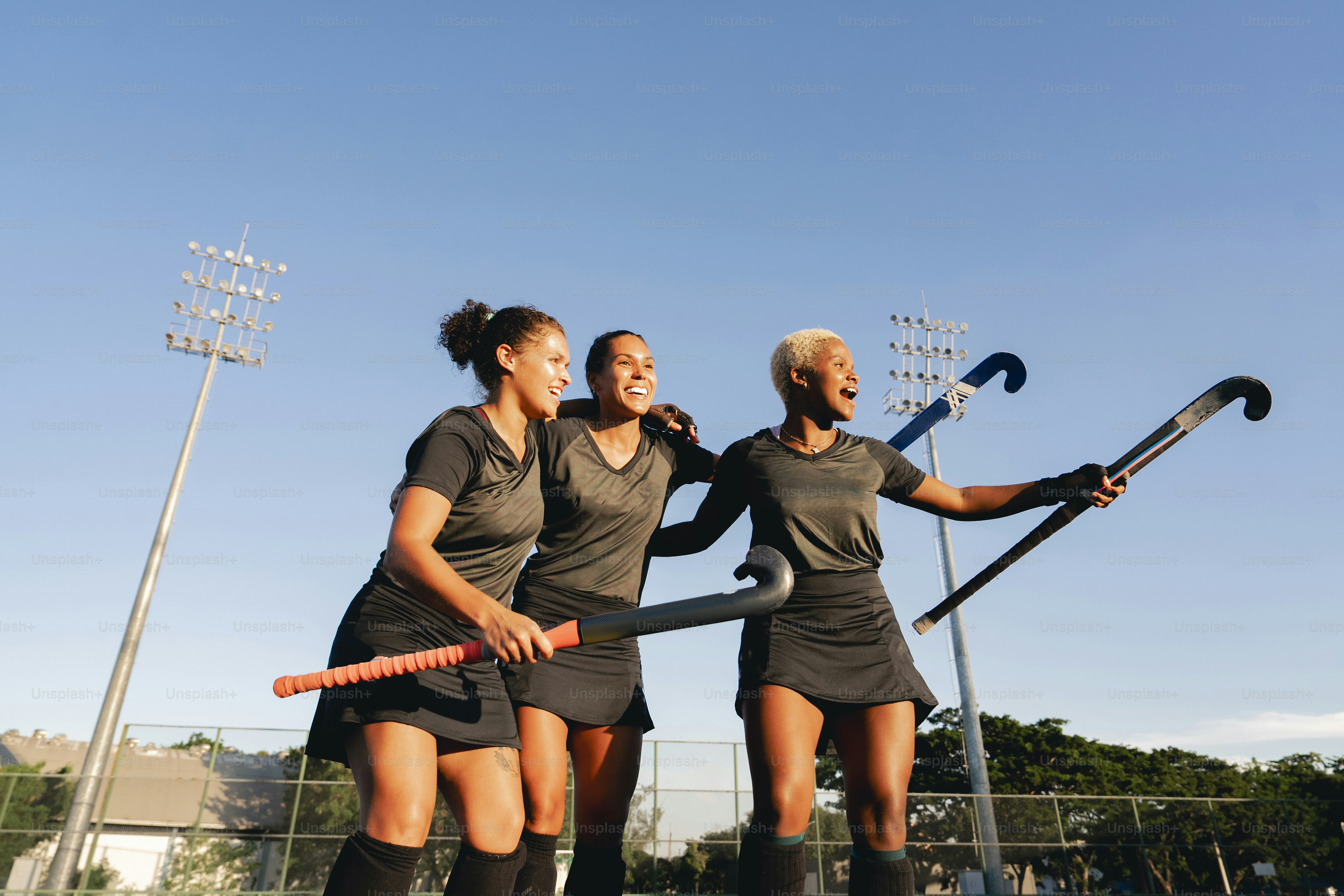 Un grupo de mujeres de pie una al lado de la otra en un campo