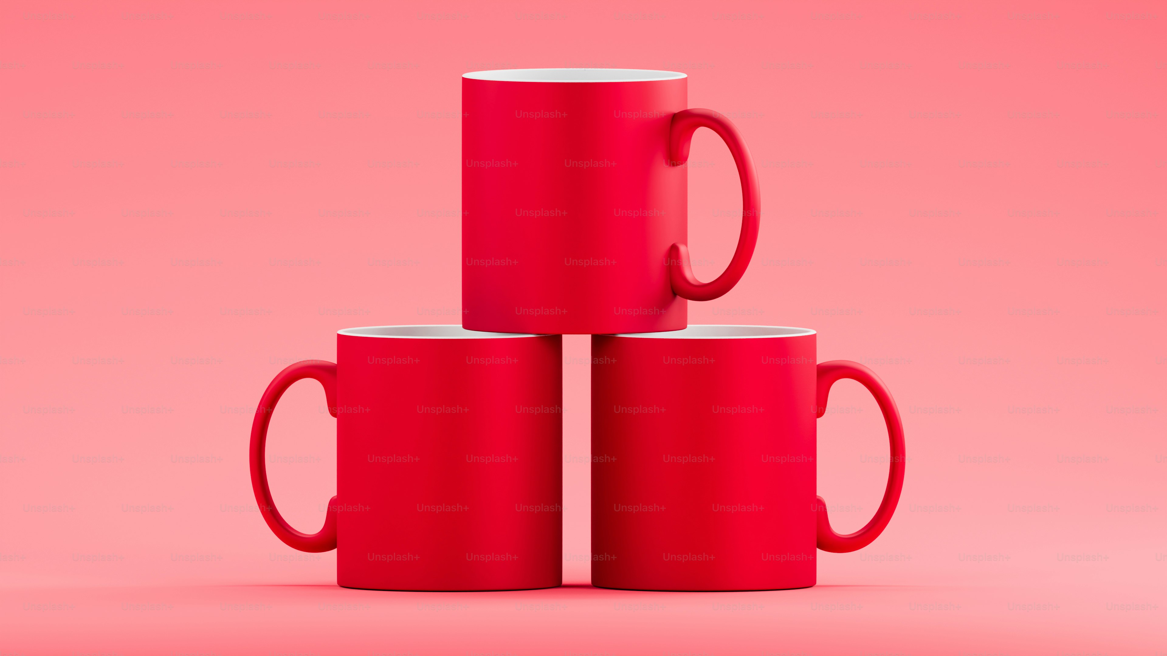 Drei rote Kaffeetassen übereinander gestapelt