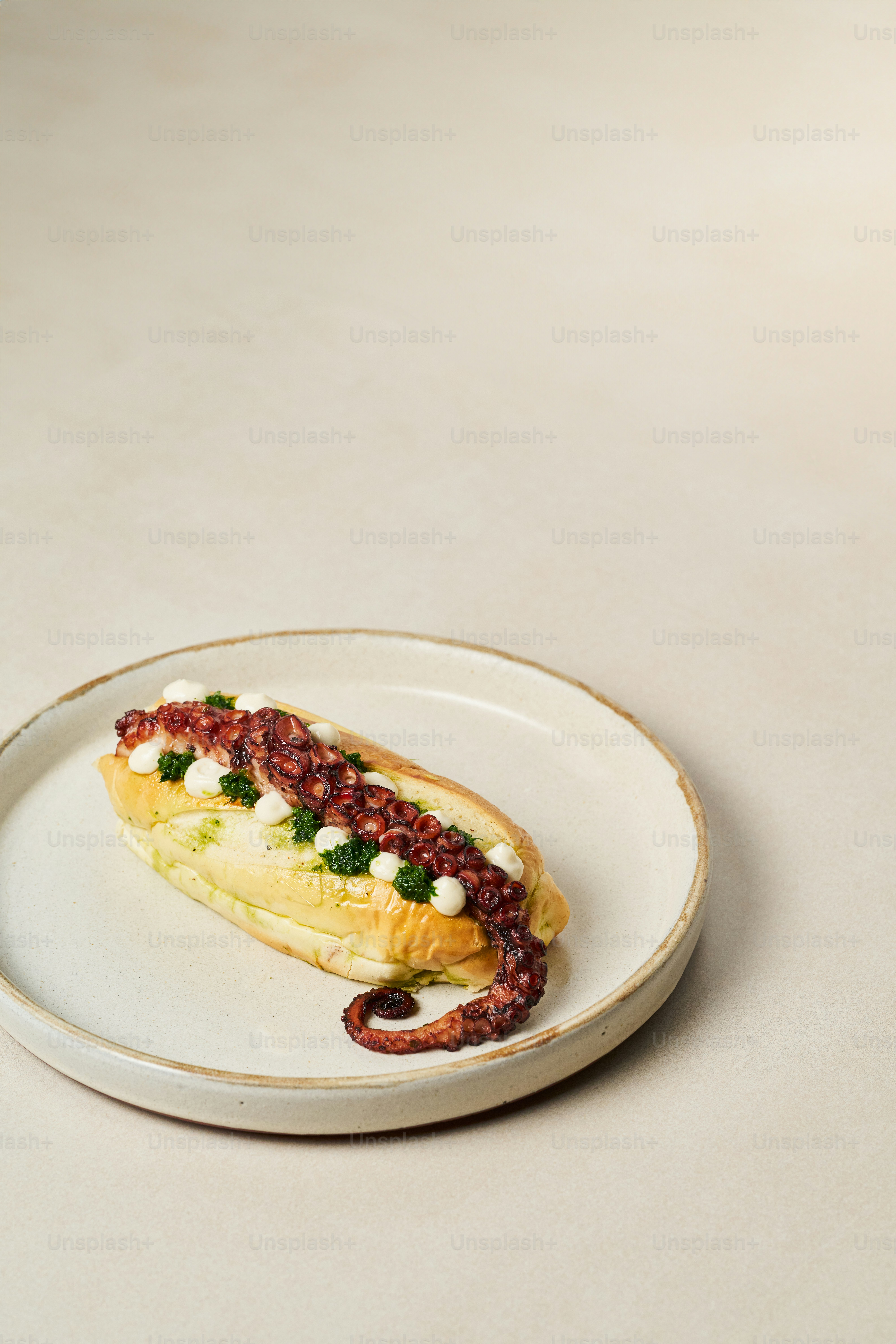 Hot dog di piring putih di atas meja