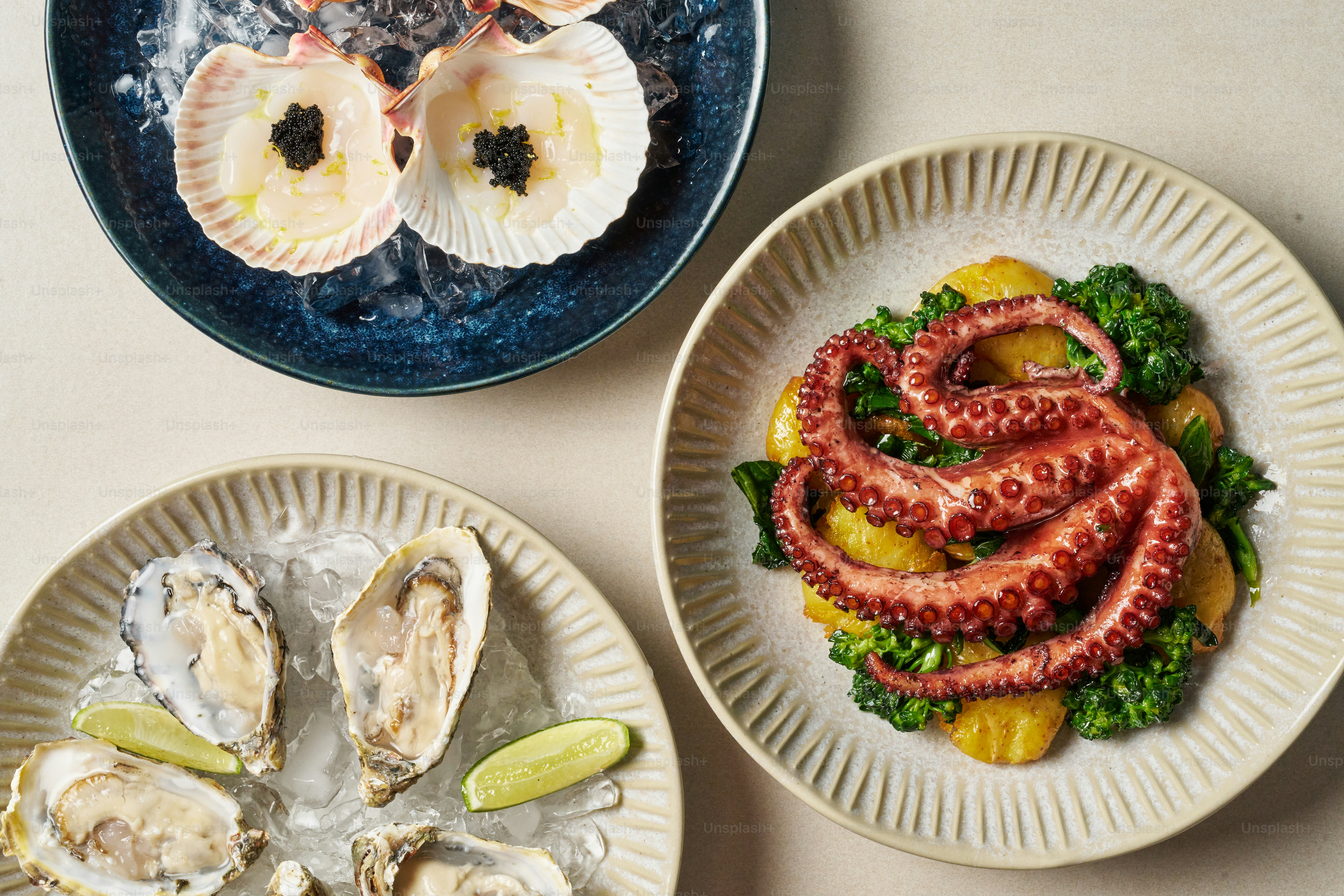 Drei Teller Essen auf einem Tisch