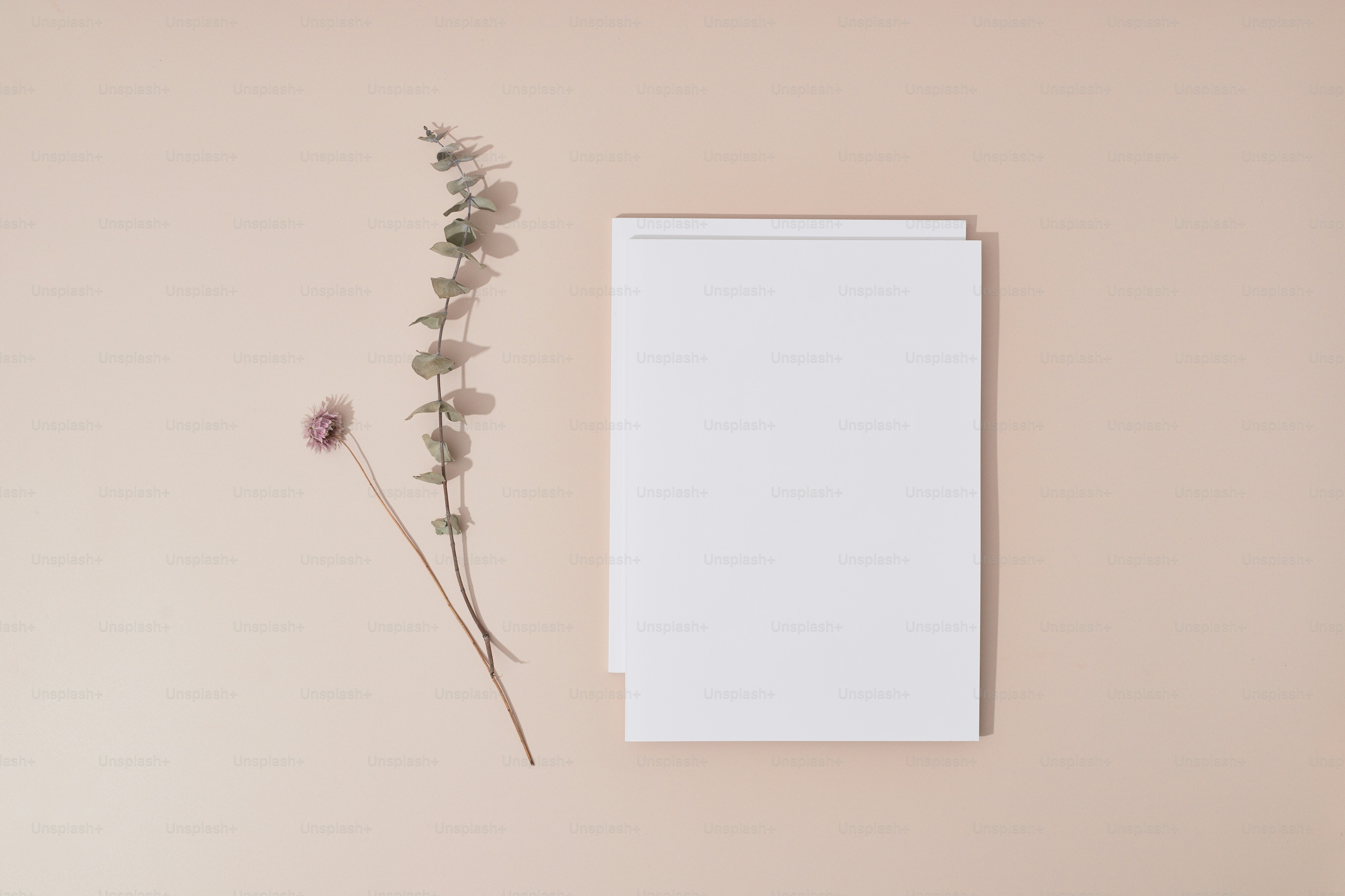 Un lit avec un drap blanc et une fleur dessus