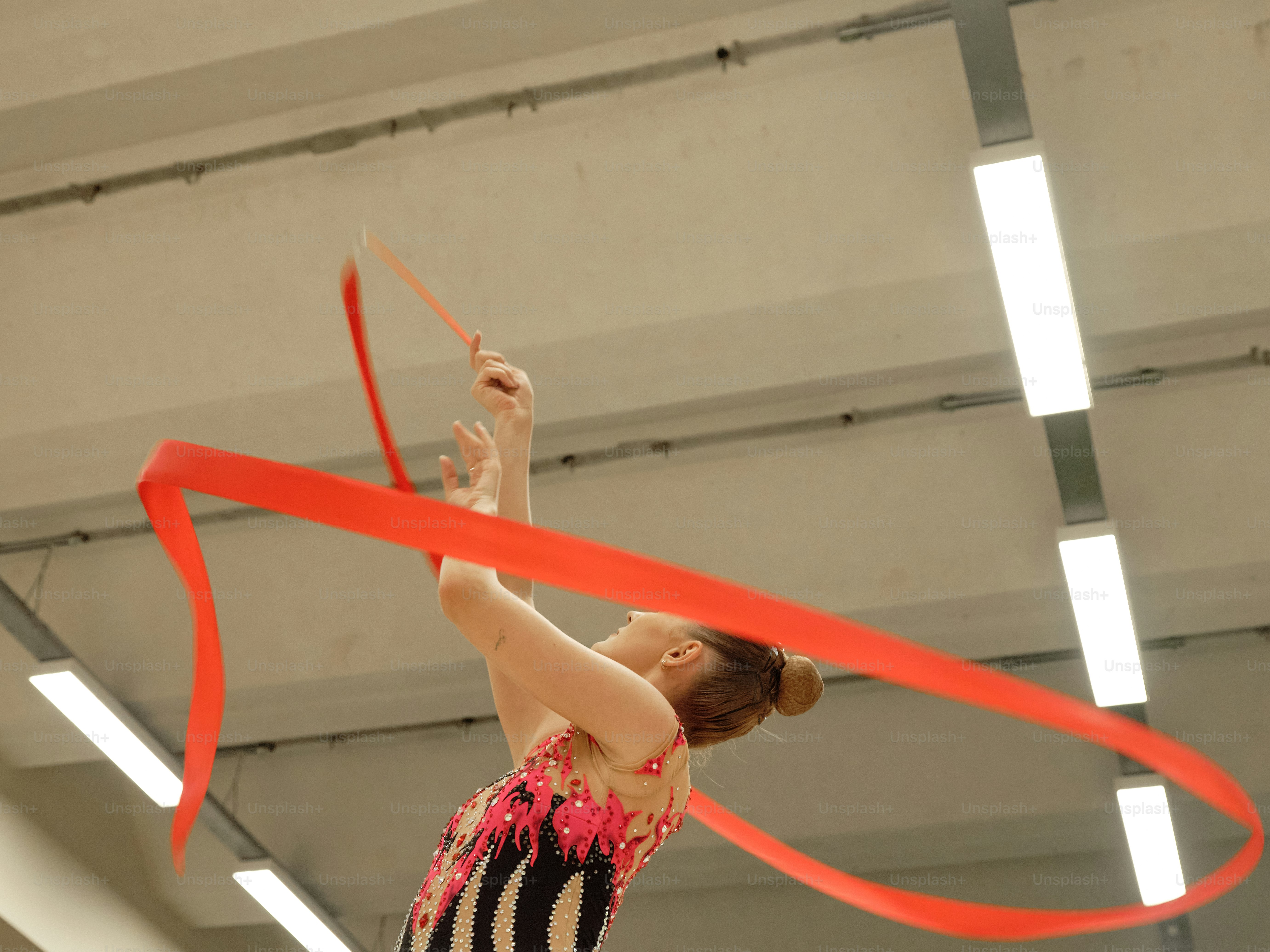 Une femme tient un ruban rouge en l’air