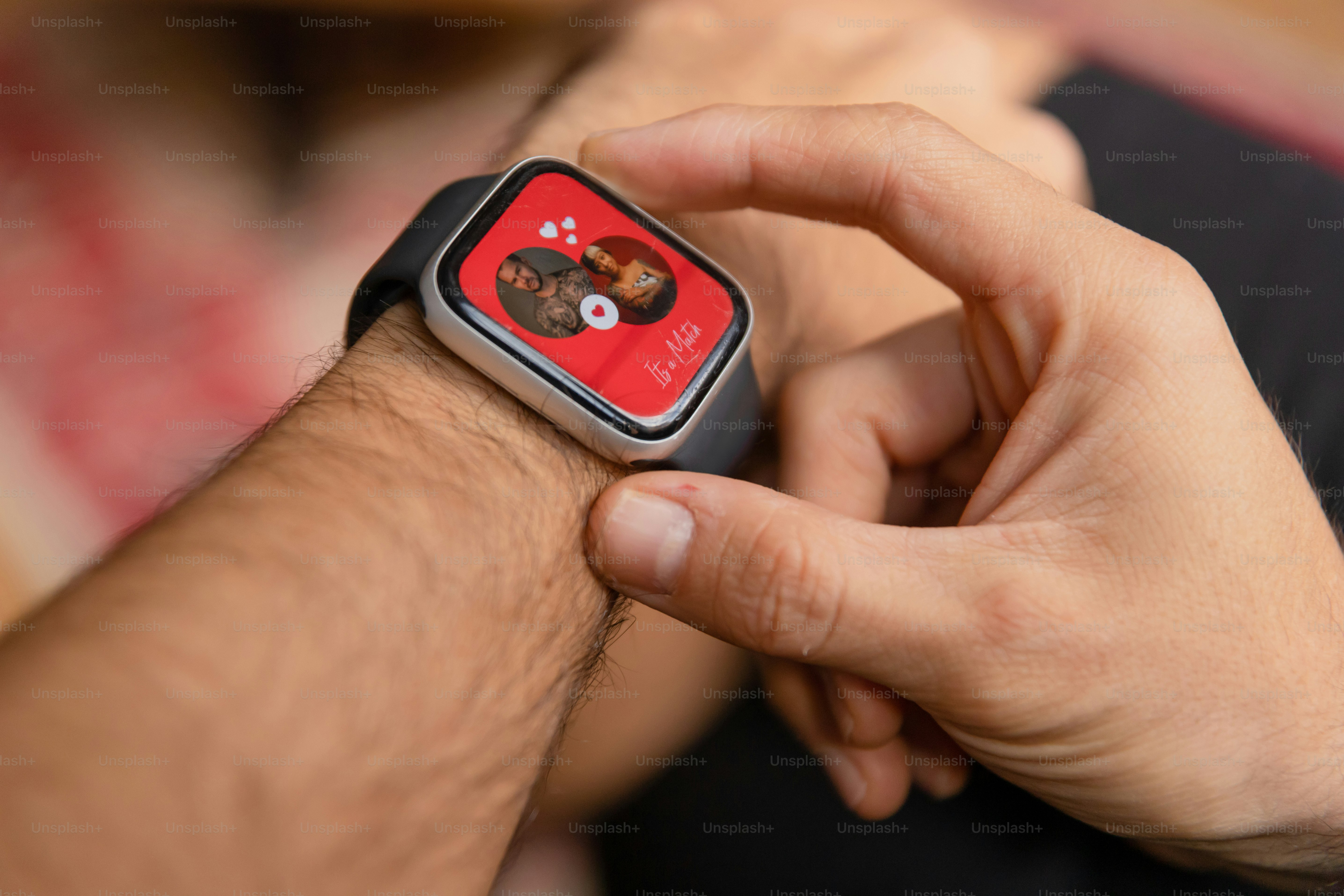 Un uomo che tiene in mano un orologio intelligente con un cane su di esso