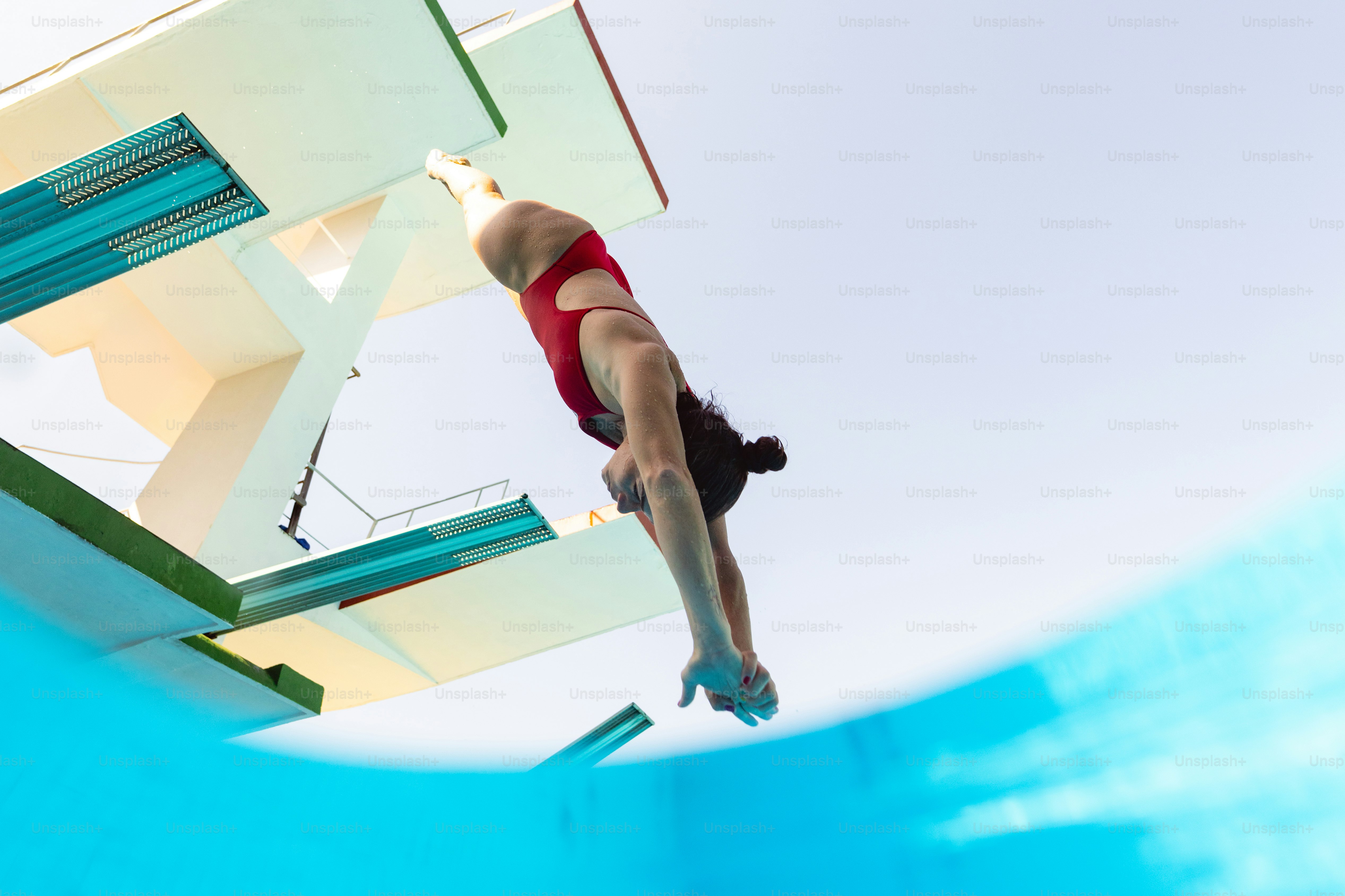 Un homme plongeant dans l’eau depuis une plate-forme de plongée