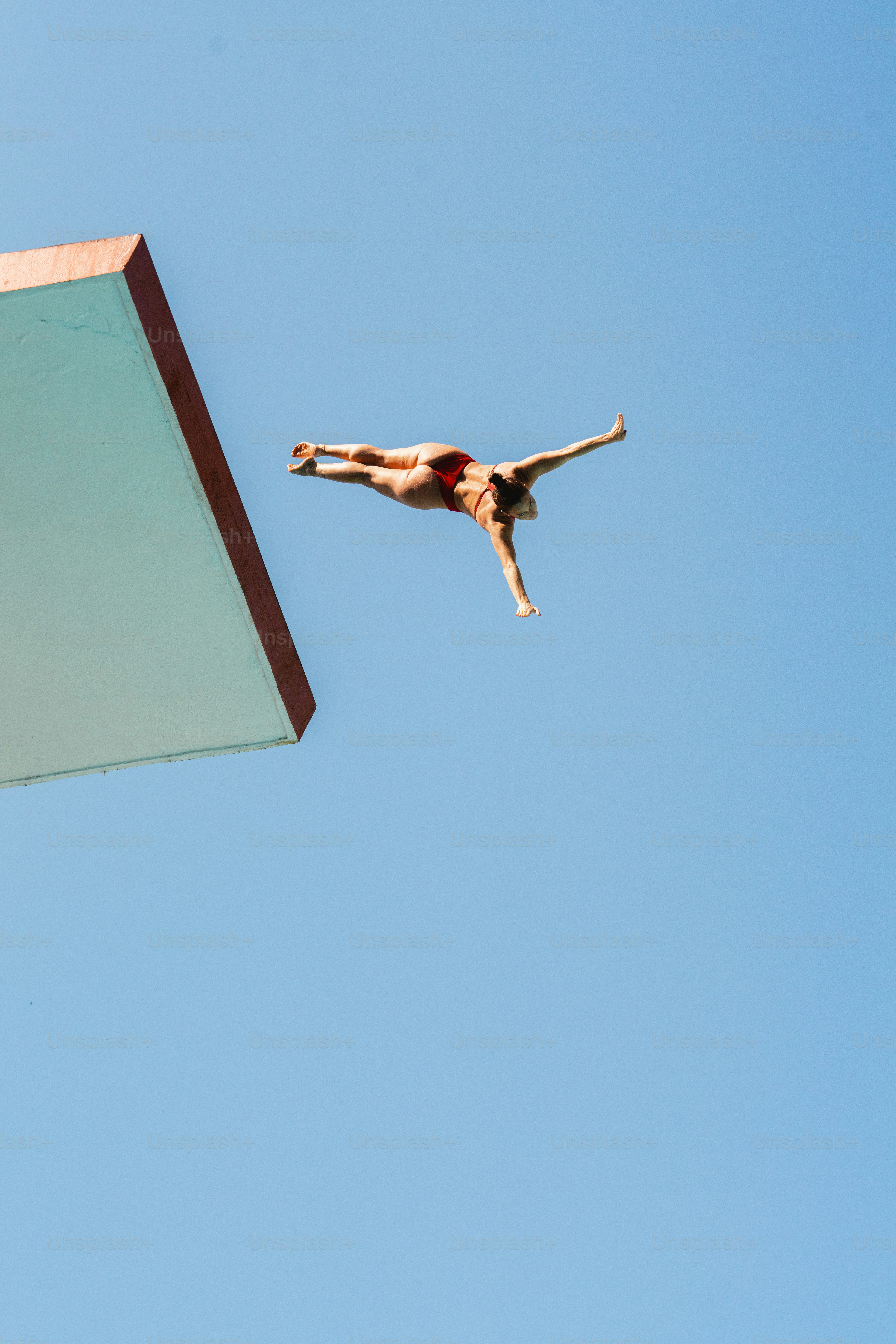 수영장에서 물속으로 뛰어드는 남자