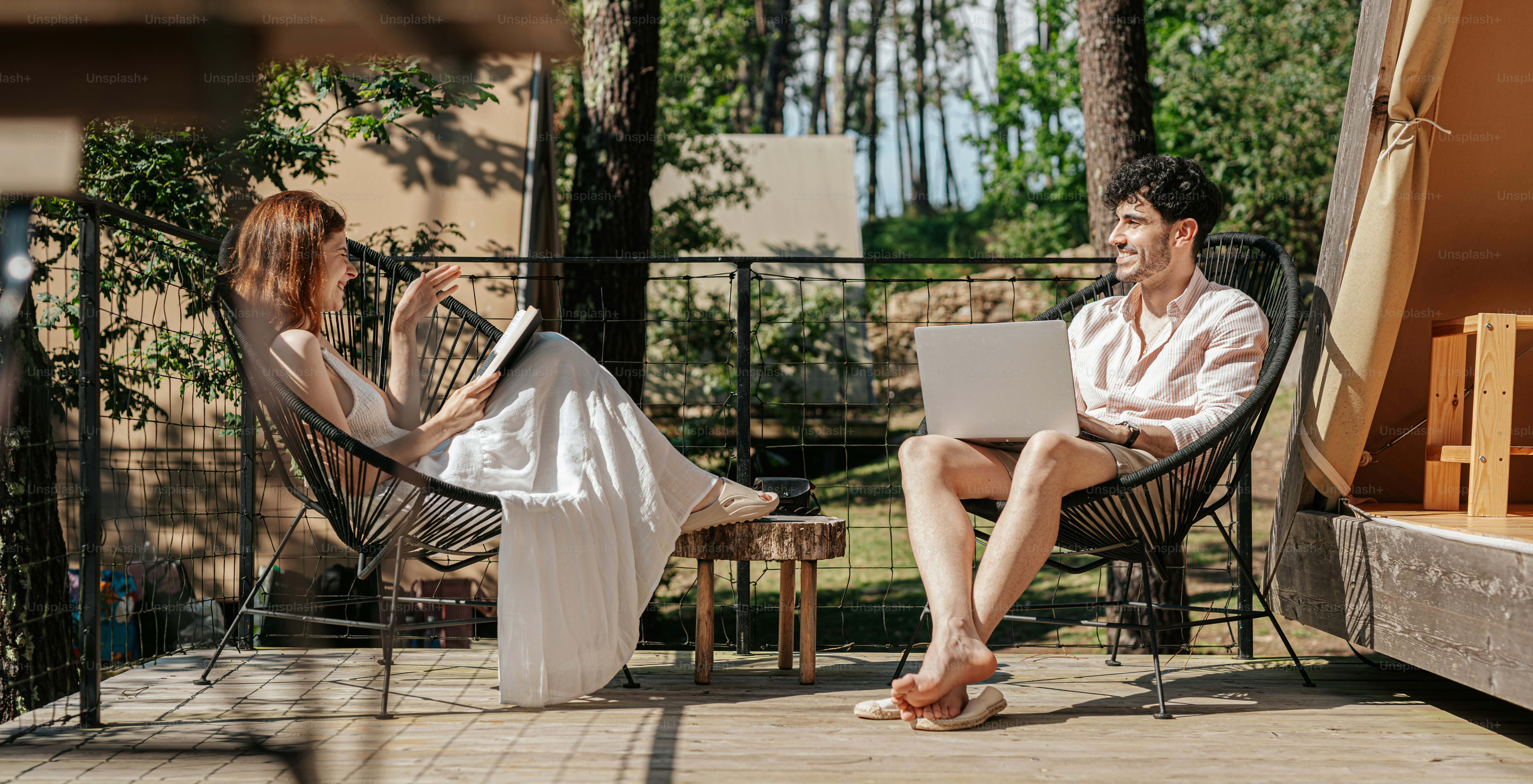 Un homme et une femme assis sur des chaises sur un patio