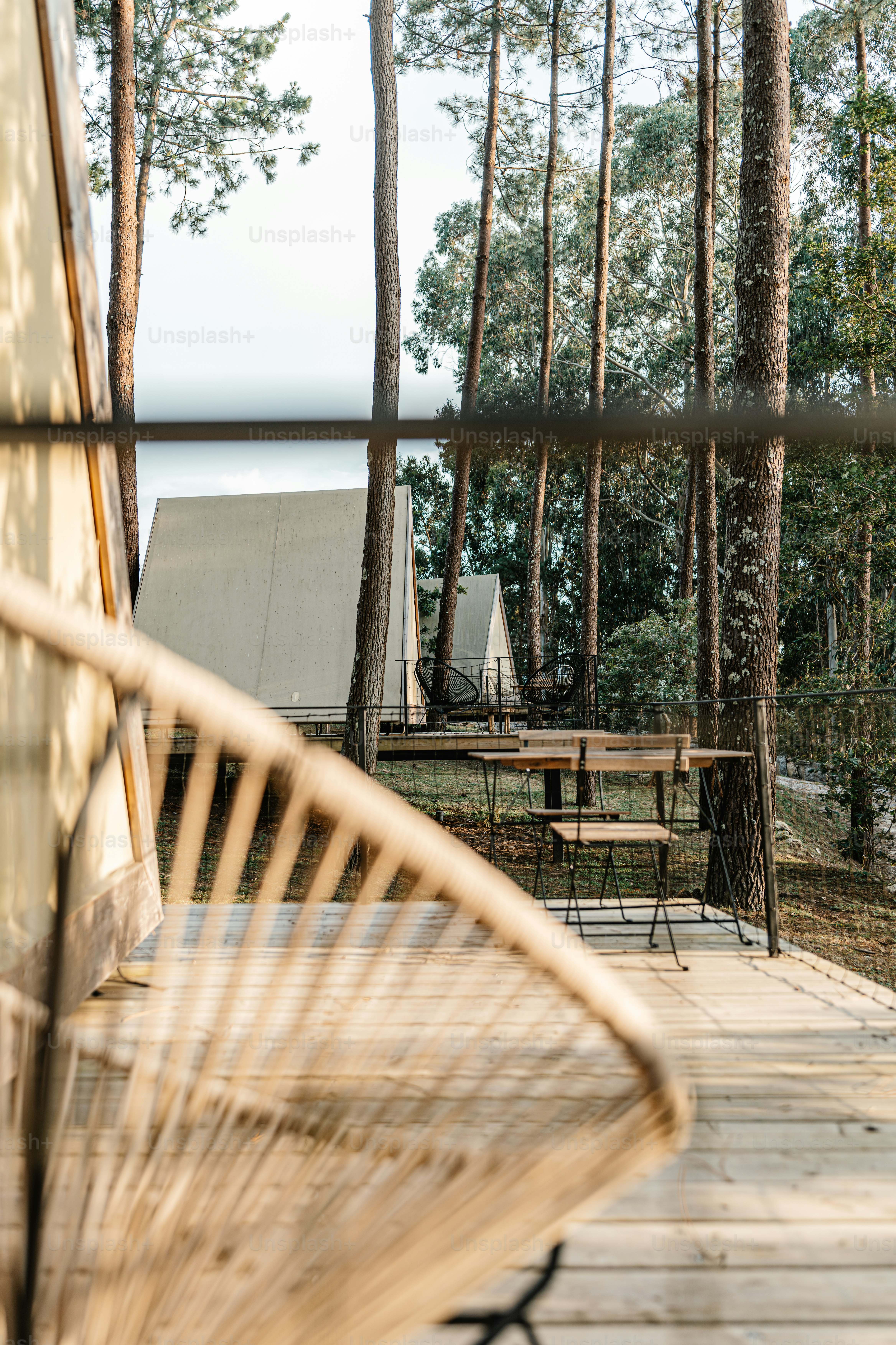 Um deck de madeira com uma cadeira e uma mesa