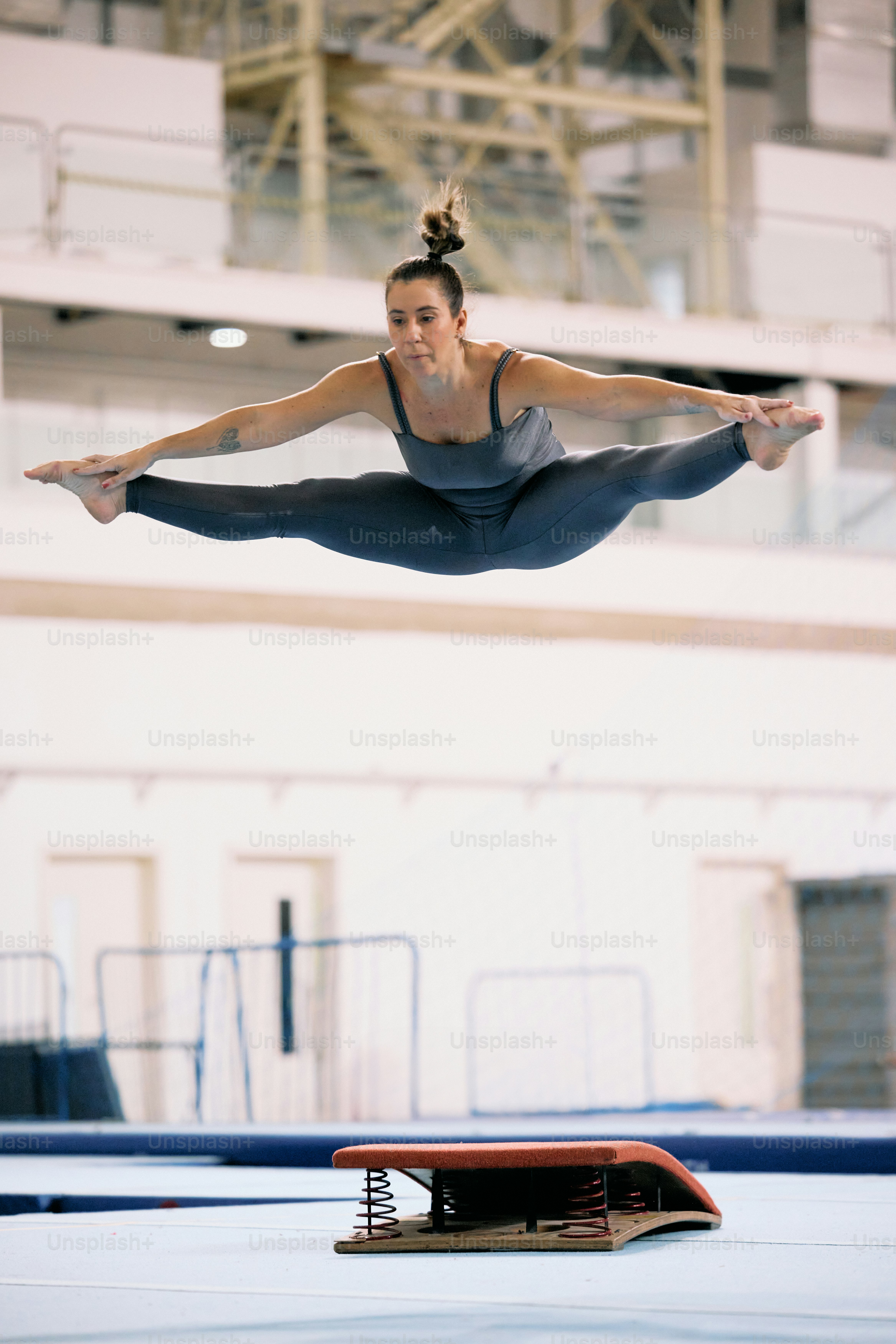 A woman is doing a trick on a trampoline photo – Athlete Image on Unsplash