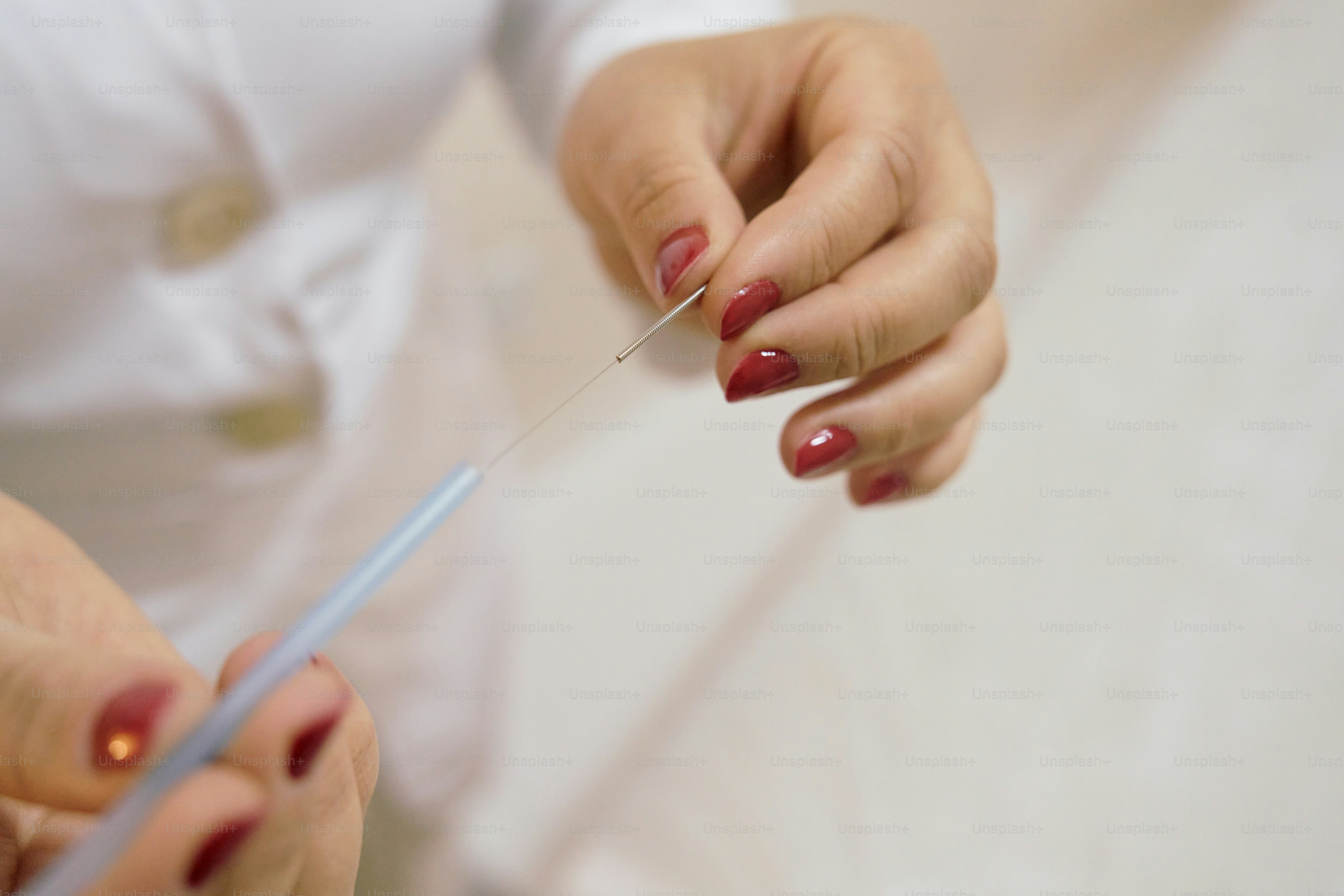 Eine Frau hält eine Zigarette in der Hand