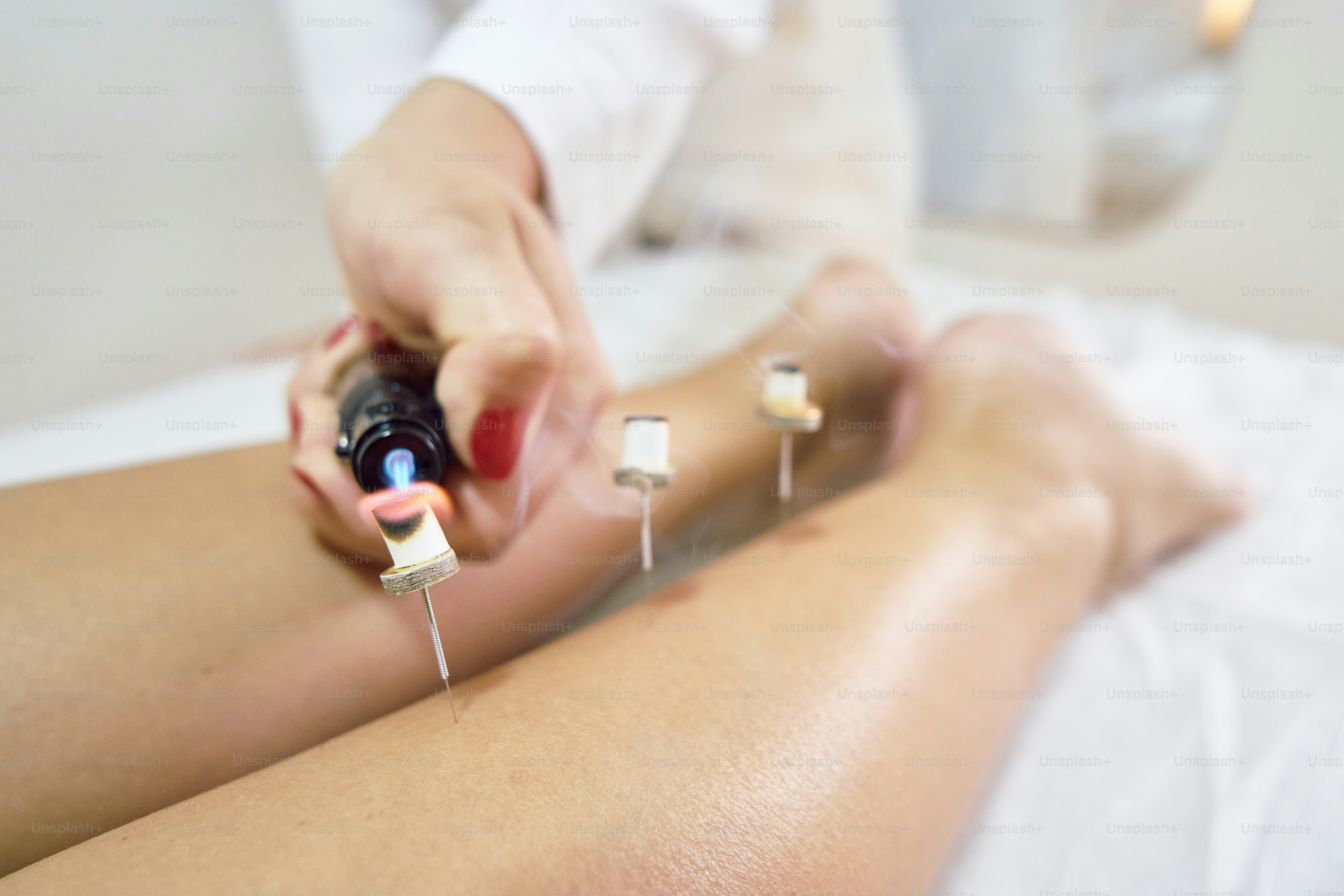 Eine Frau, die ihr Bein von einem Arzt untersuchen lässt