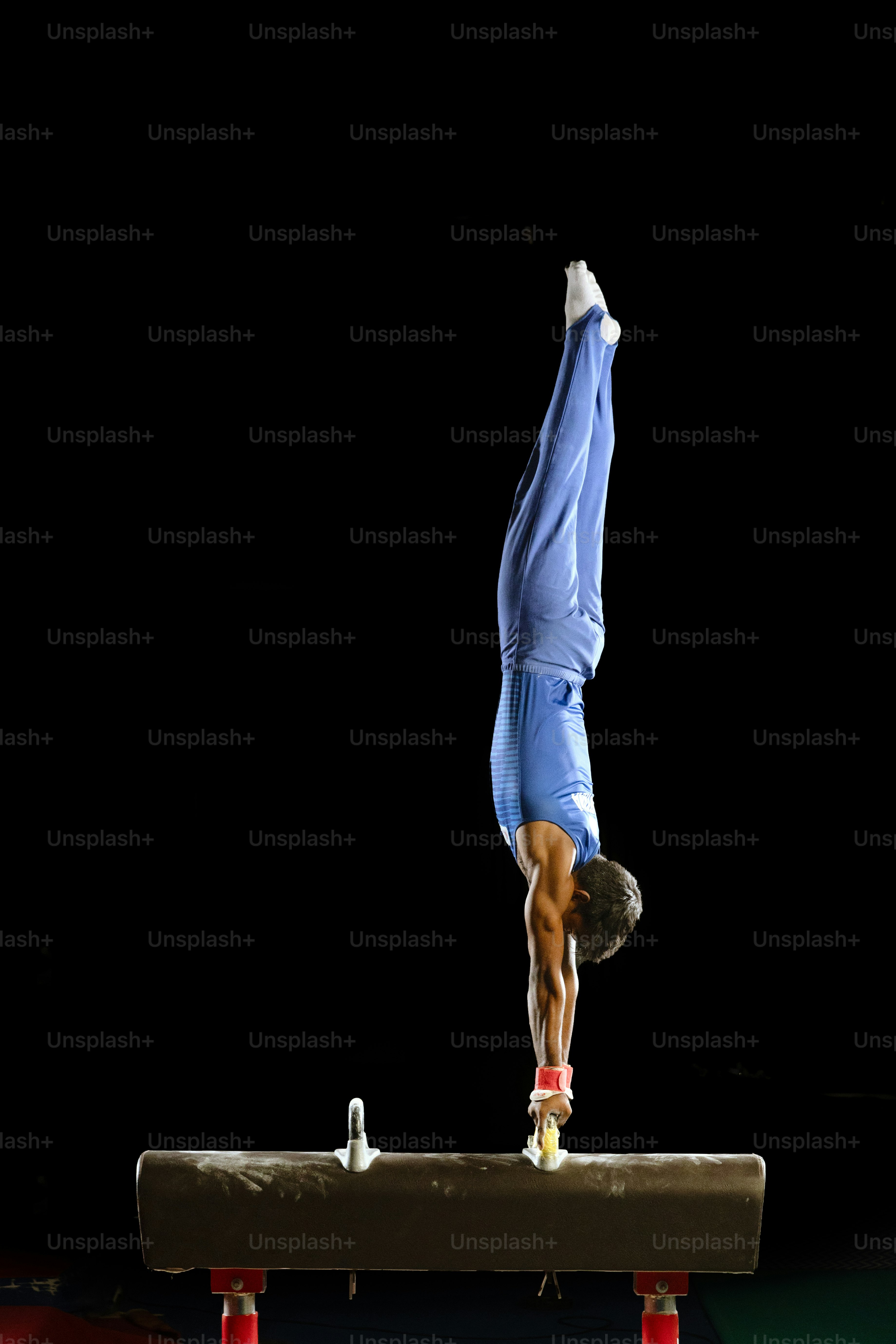Seseorang di balok keseimbangan melakukan handstand
