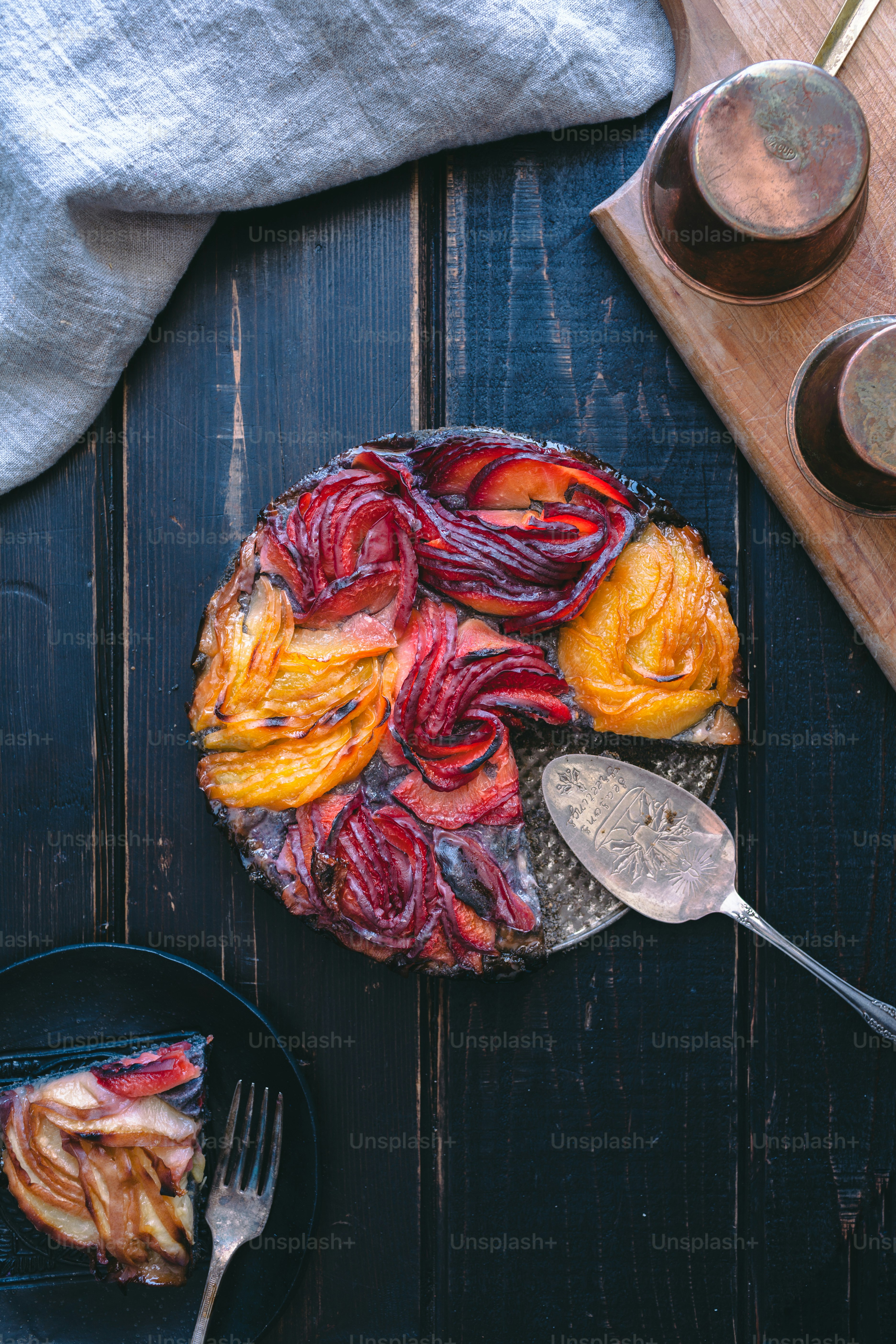 Una torta su un tavolo di legno con una forchetta
