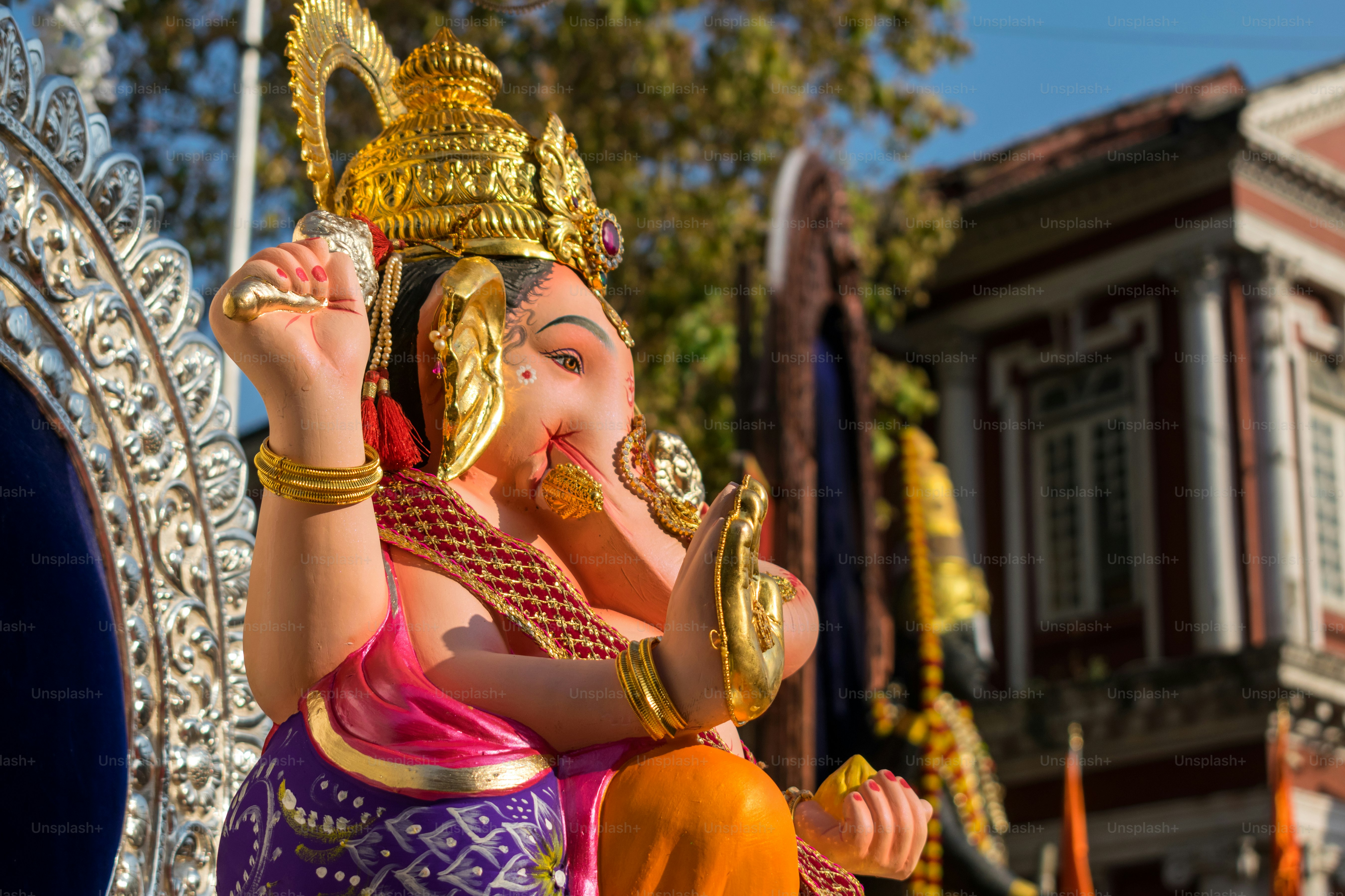 A statue of a woman sitting on top of a bench