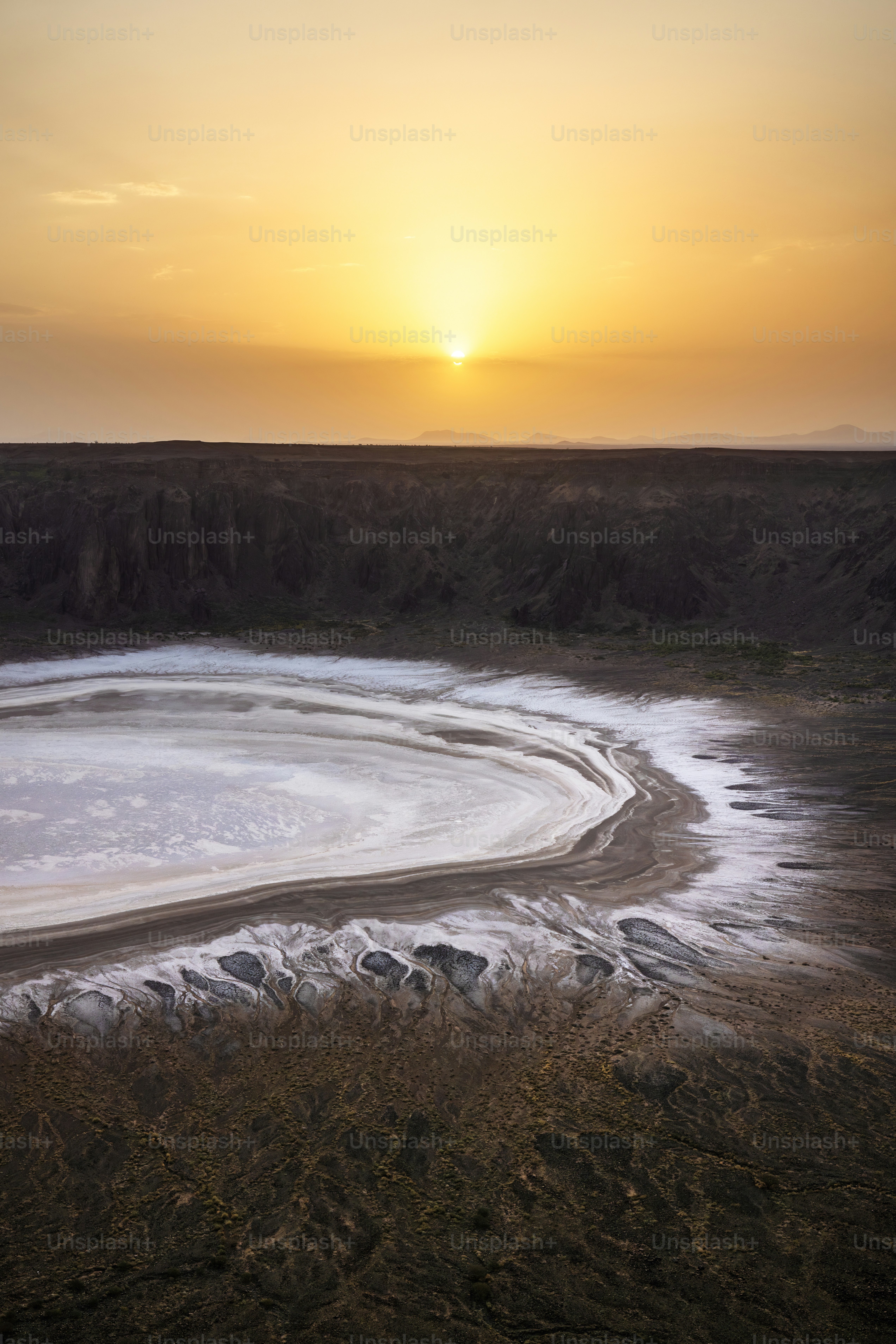 El sol se está poniendo sobre un cuerpo de agua