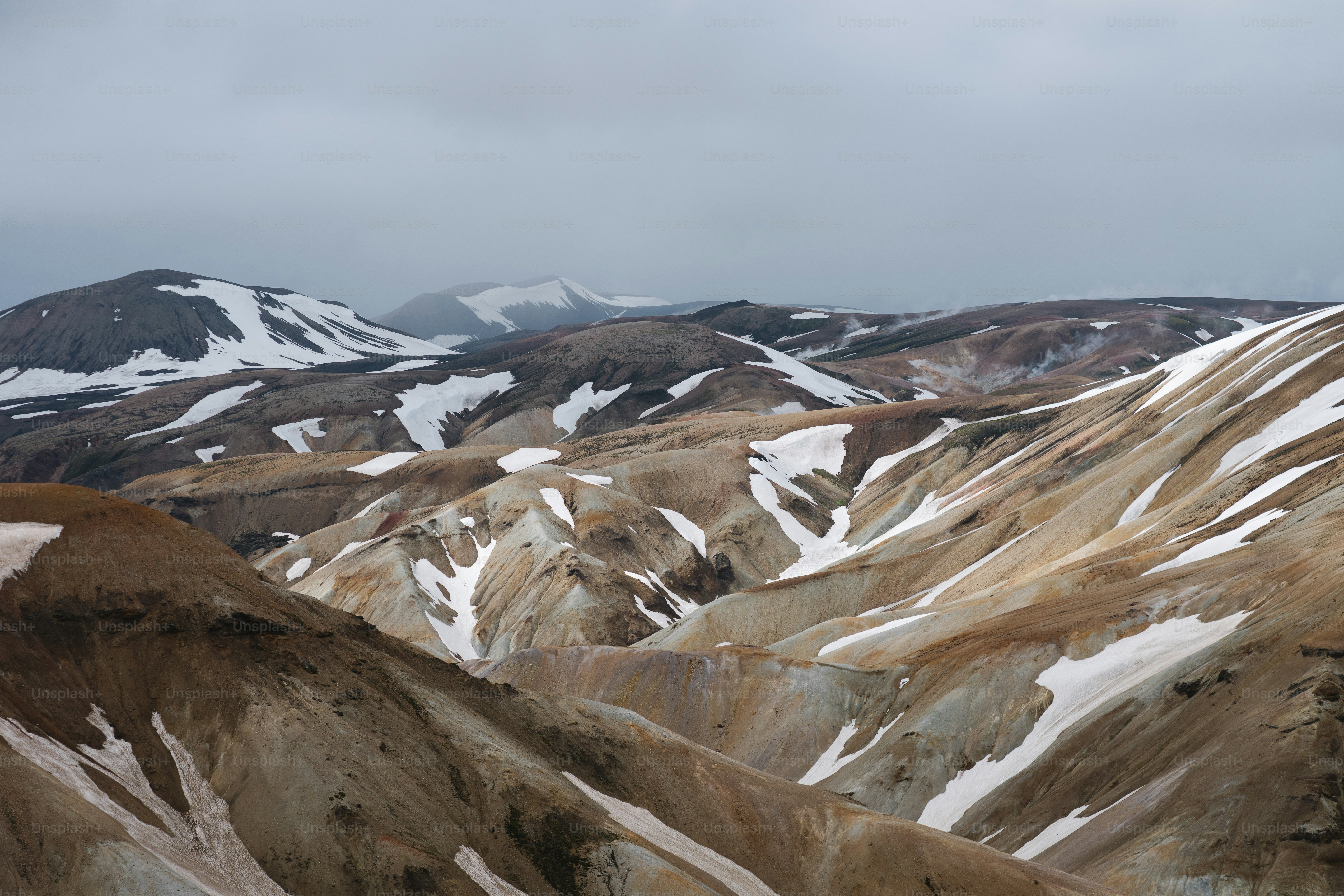 Un gruppo di montagne con la neve su di loro