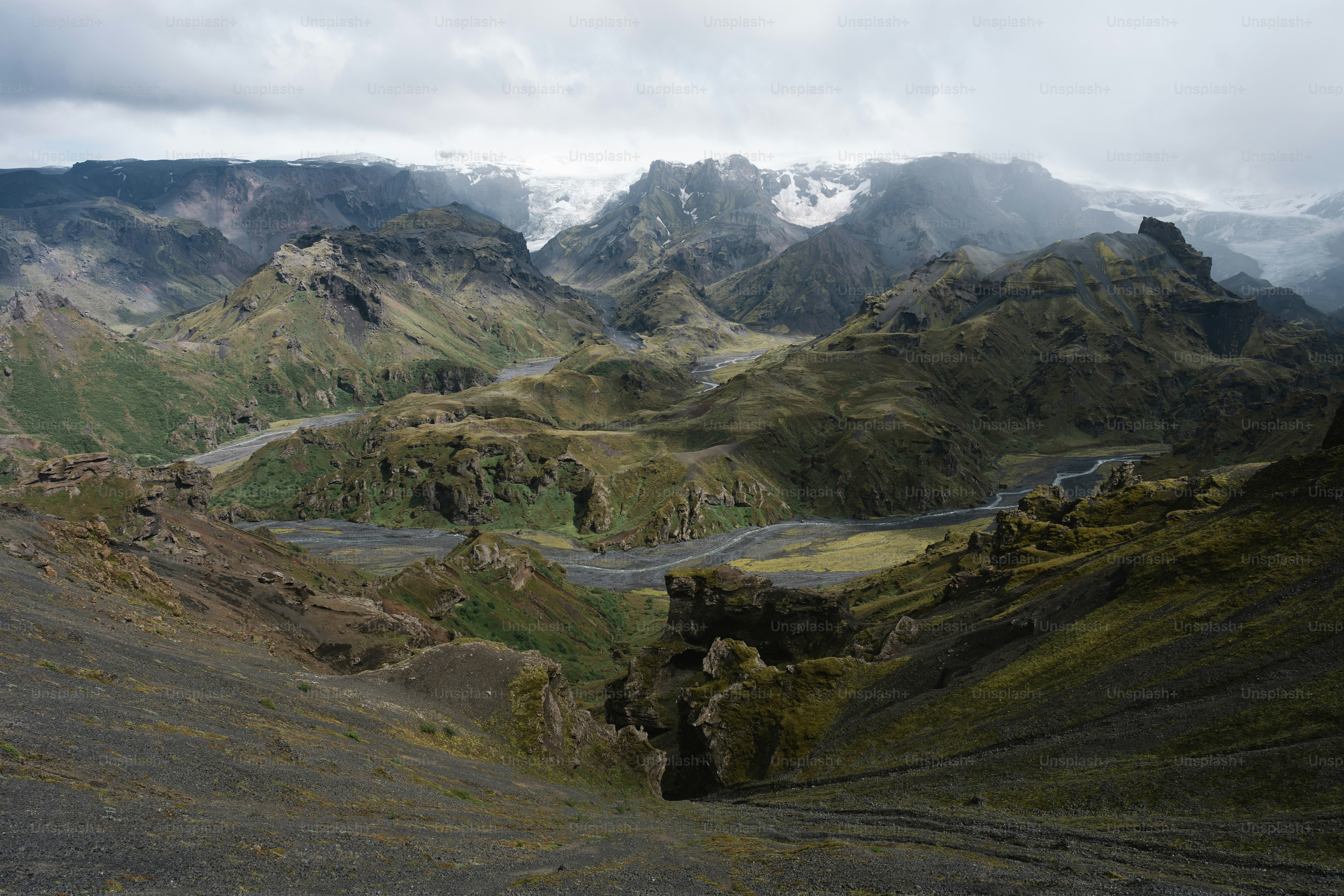 Una veduta di una catena montuosa con una strada che la attraversa