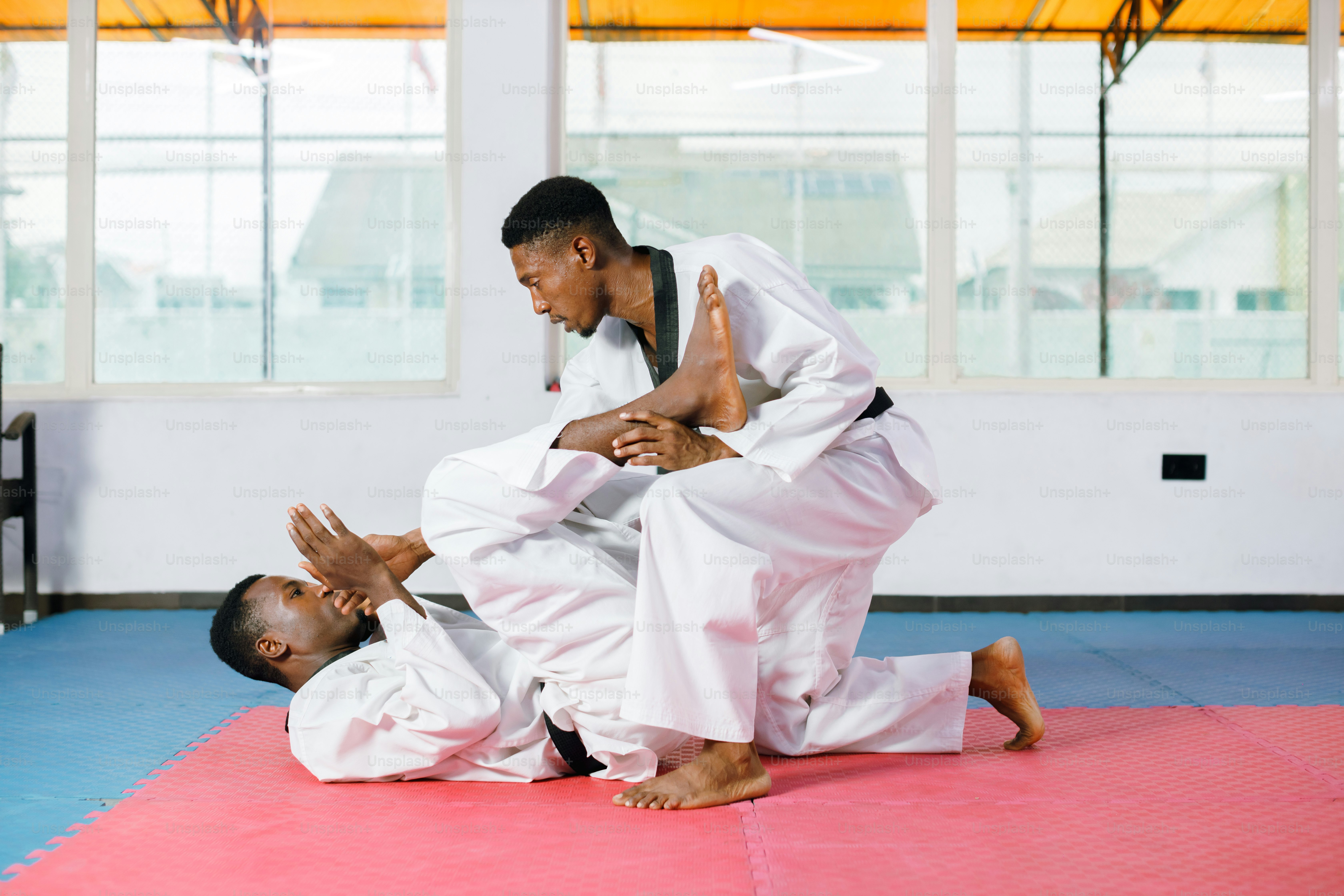 Zwei Personen in einem Raum machen Karate