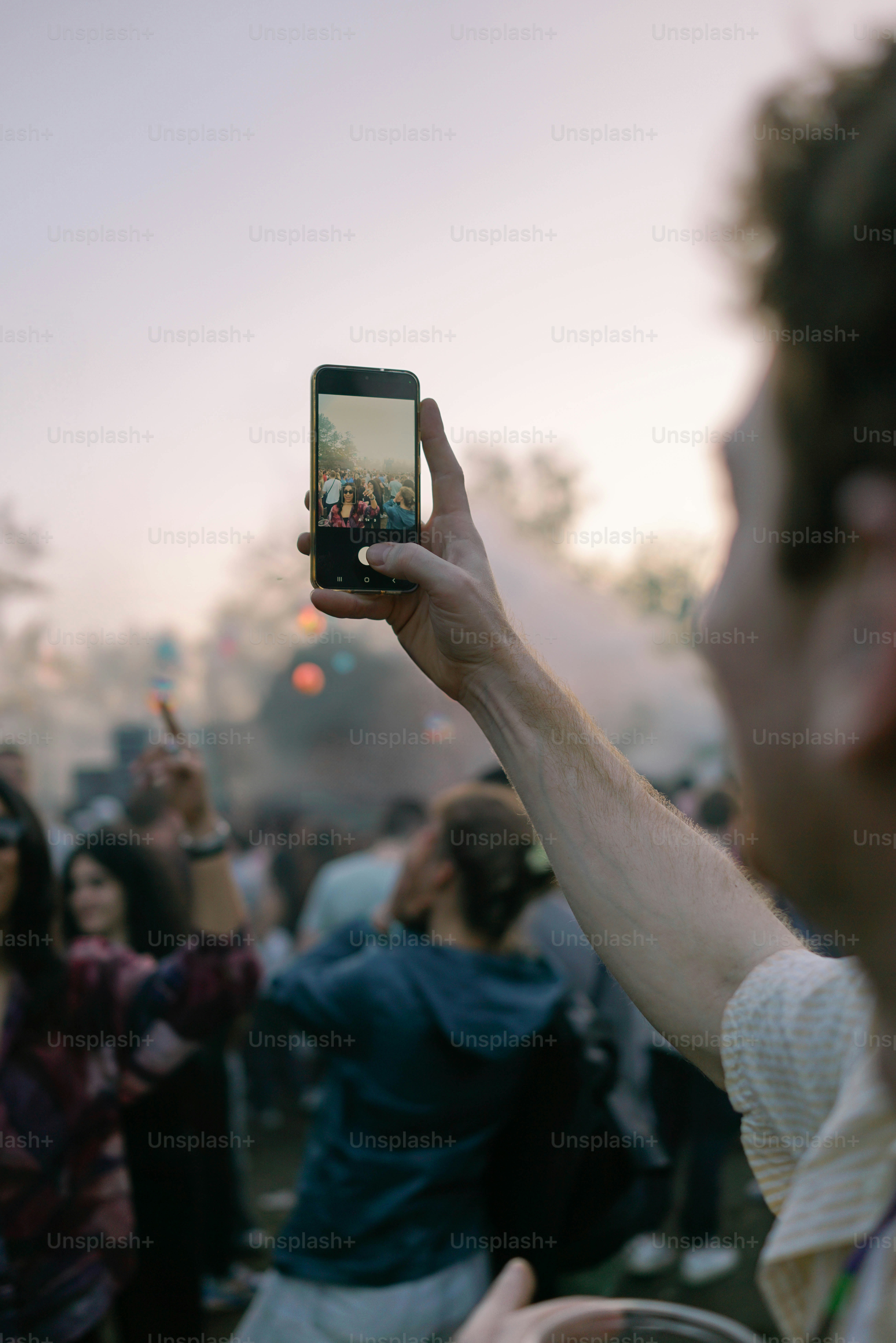 Un homme prenant une photo avec son téléphone portable