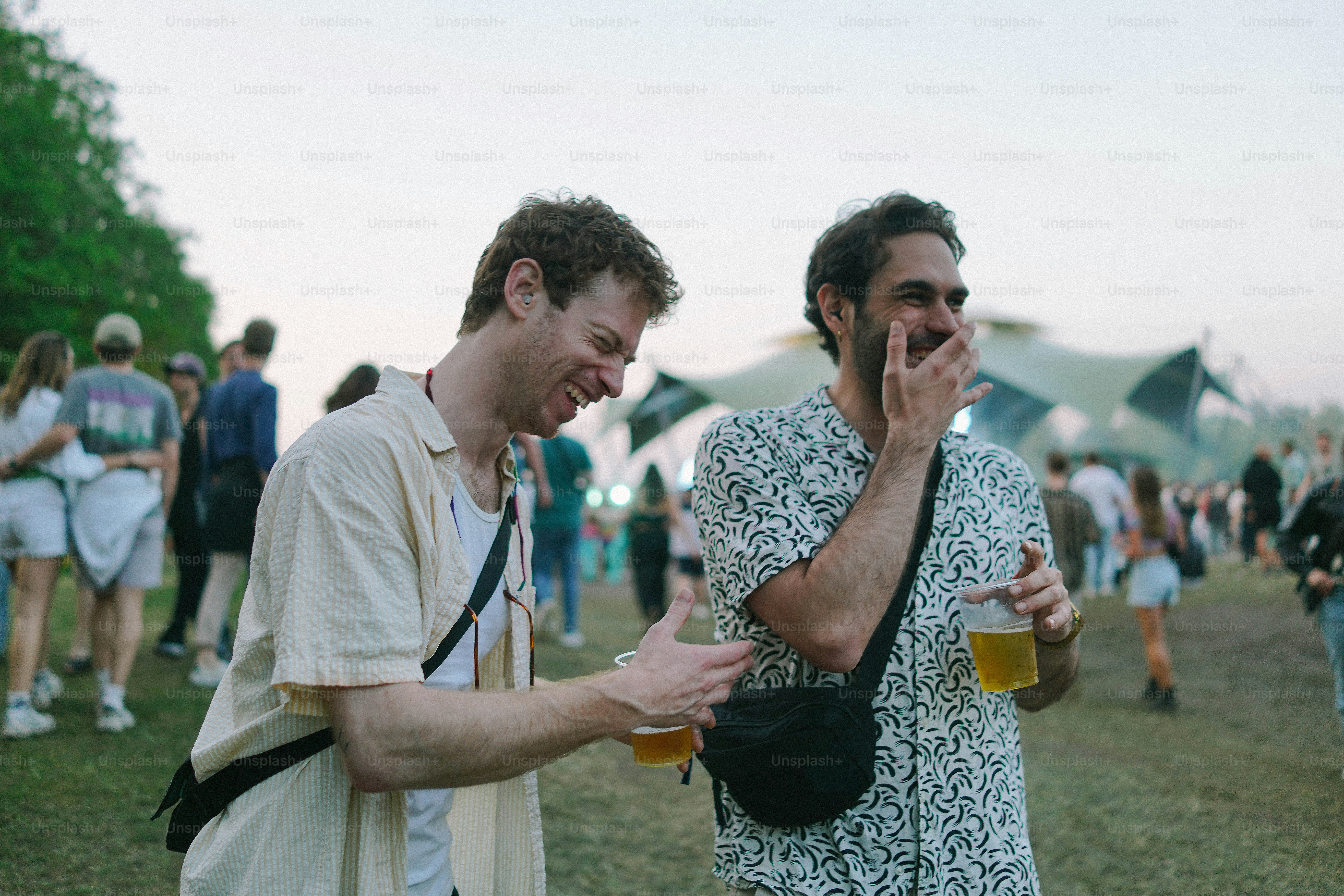 나란히 서 있는 두 남자