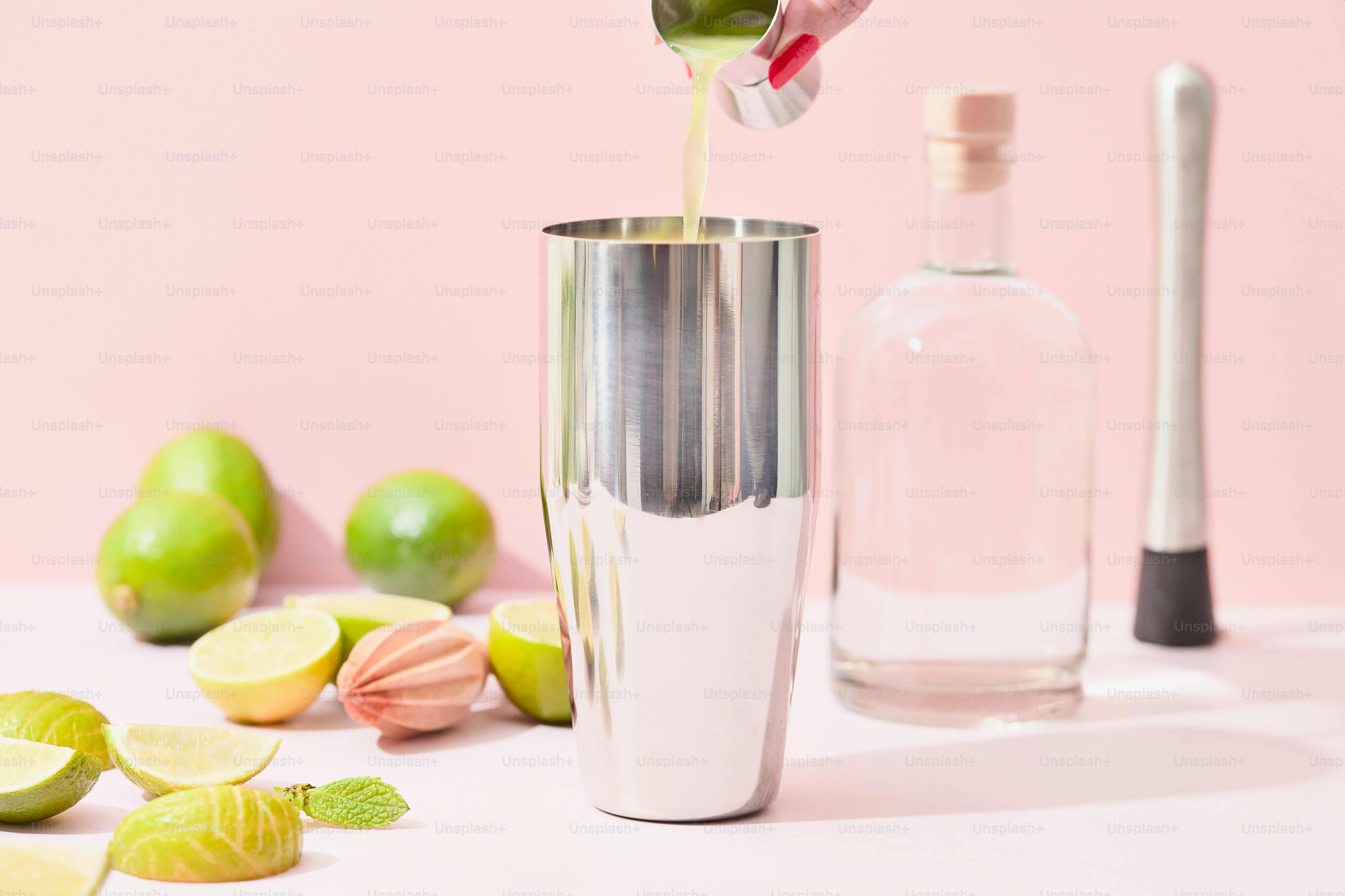 Seseorang menuangkan minuman ke dalam gelas