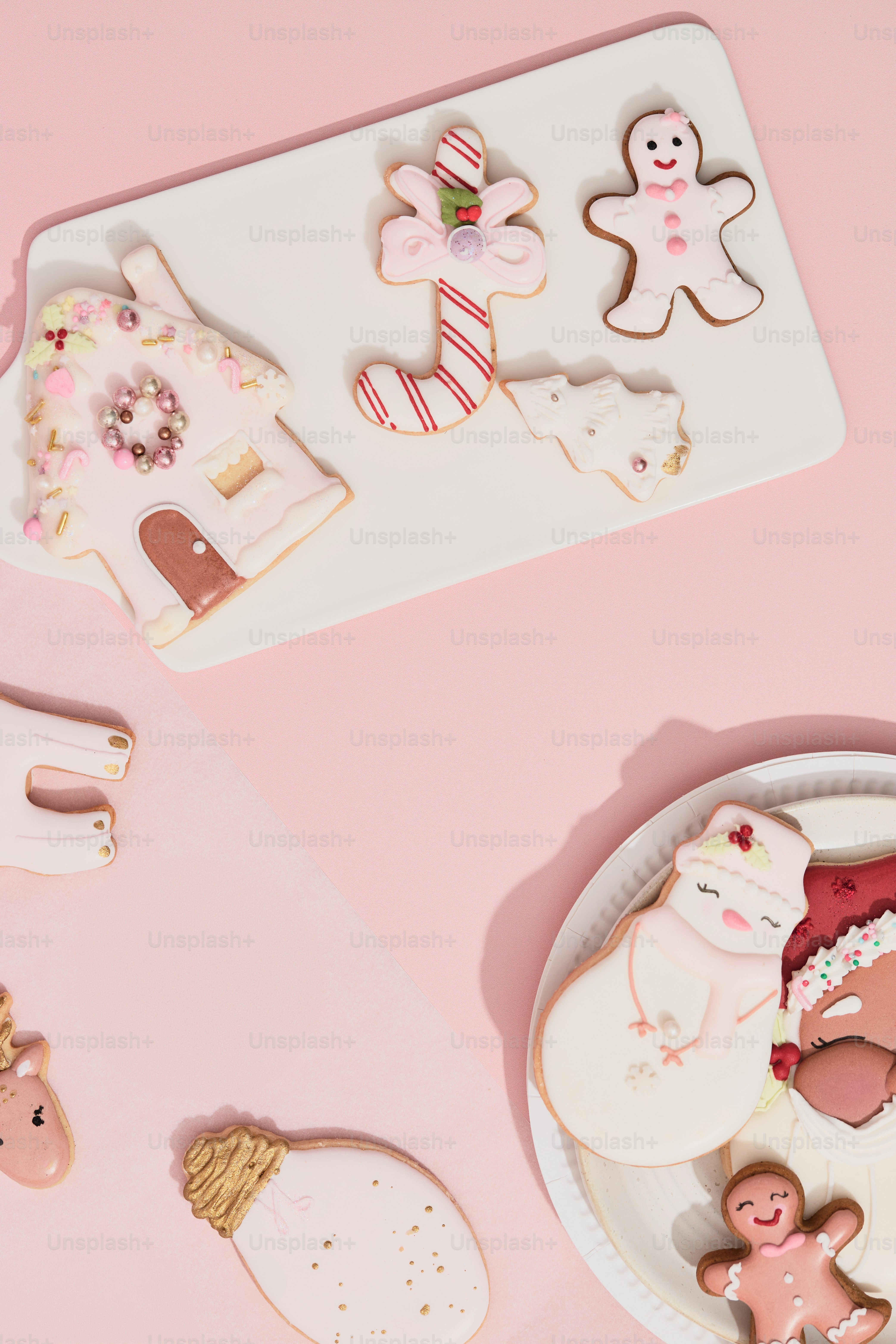 クッキーのプレートをトッピングしたピンクのテーブル