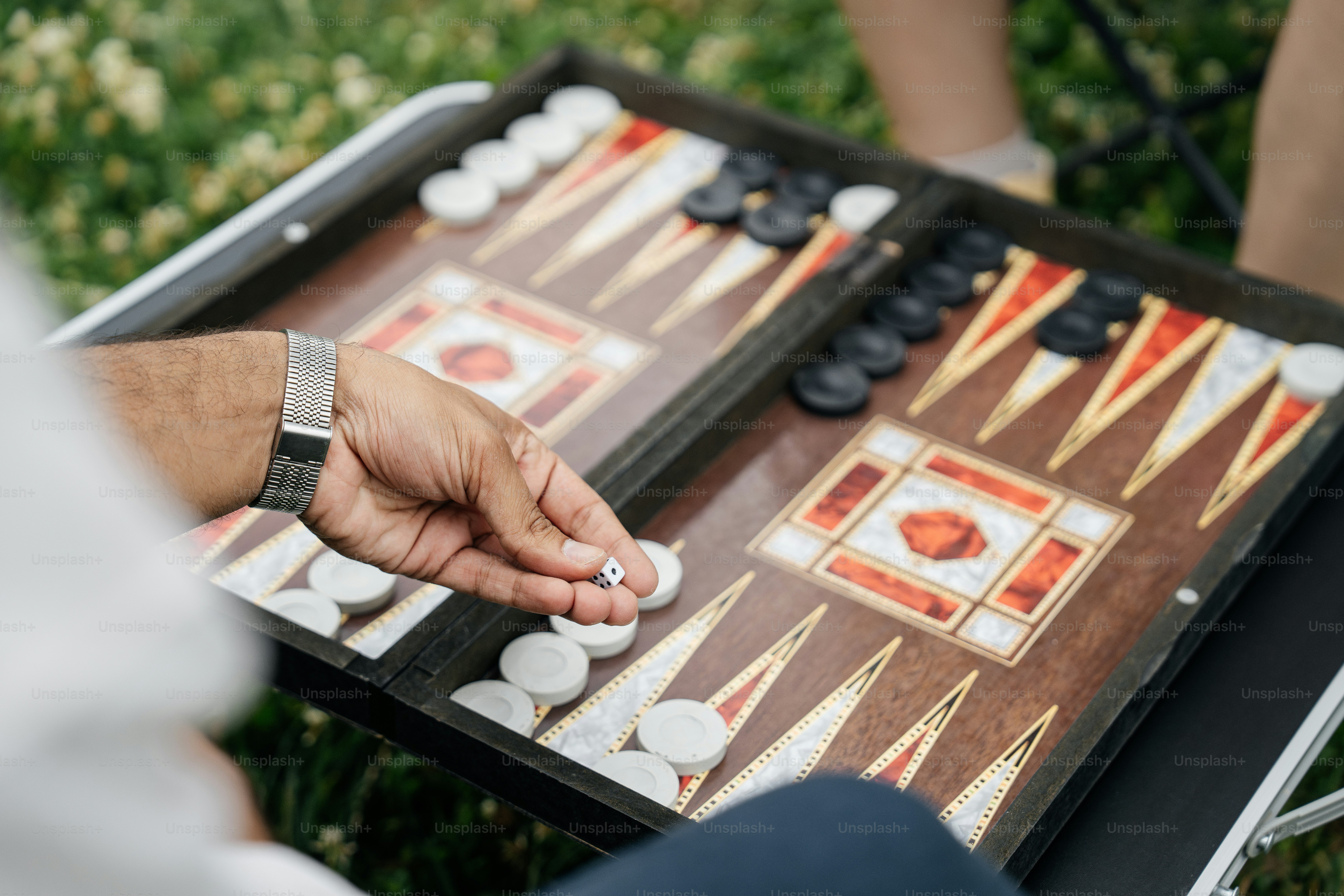 Nahaufnahme einer Person, die ein Brettspiel spielt