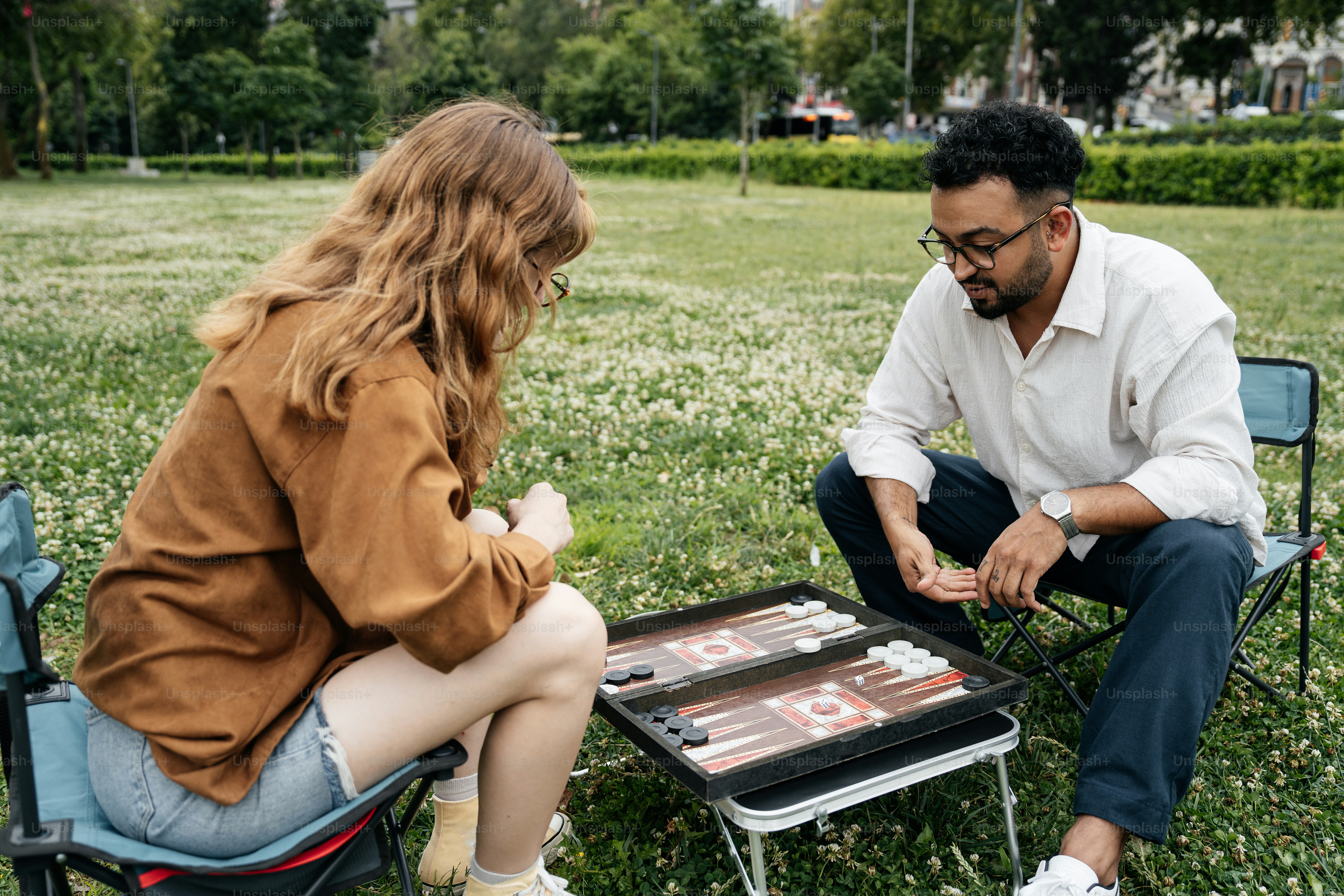 Ein Mann und eine Frau, die auf Stühlen sitzen und ein Spiel spielen