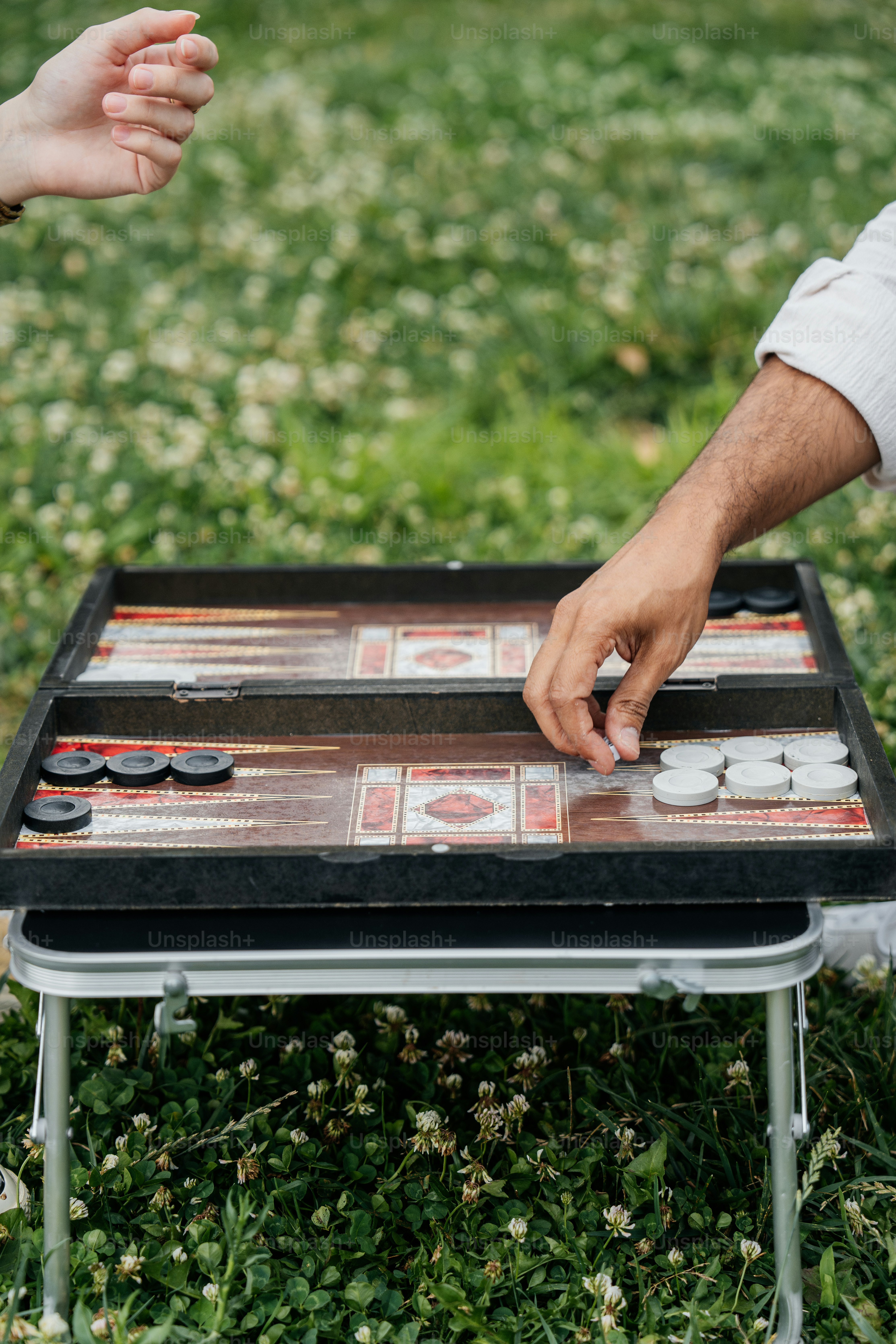 Ein Mann und eine Frau spielen eine Partie Dame