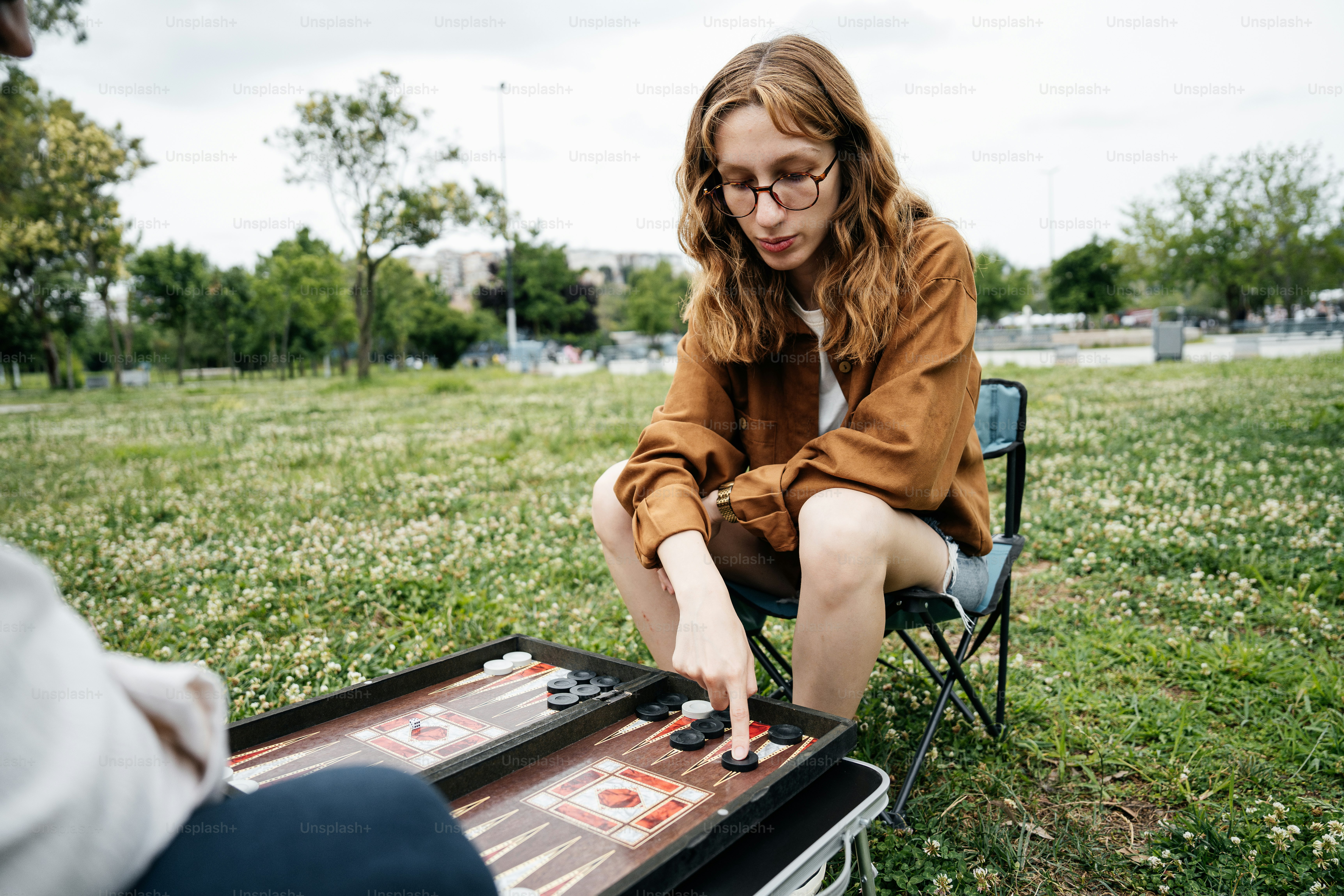 Eine Frau, die auf einem Stuhl sitzt und ein Spiel spielt