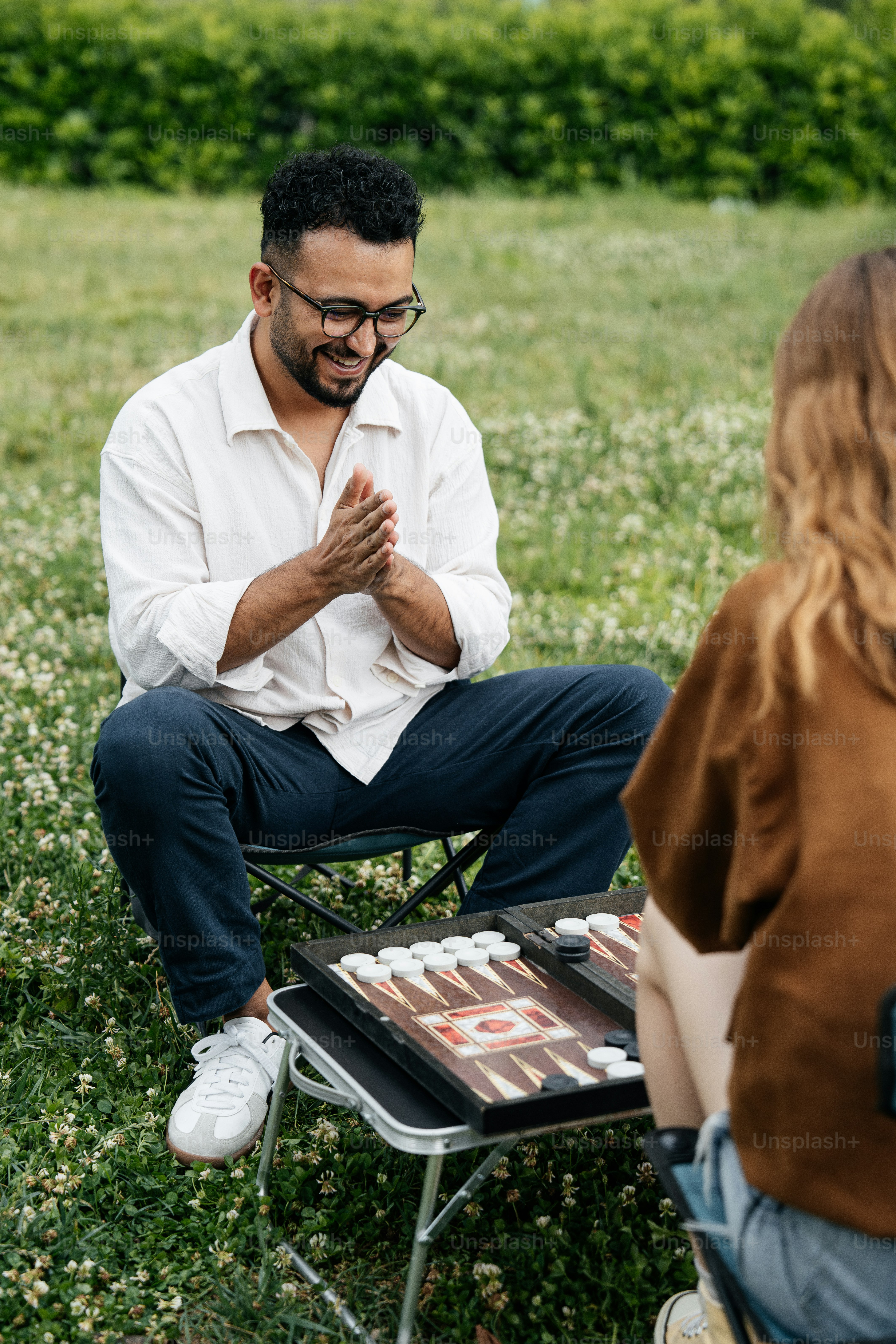 Ein Mann sitzt auf einem Stuhl neben einer Frau
