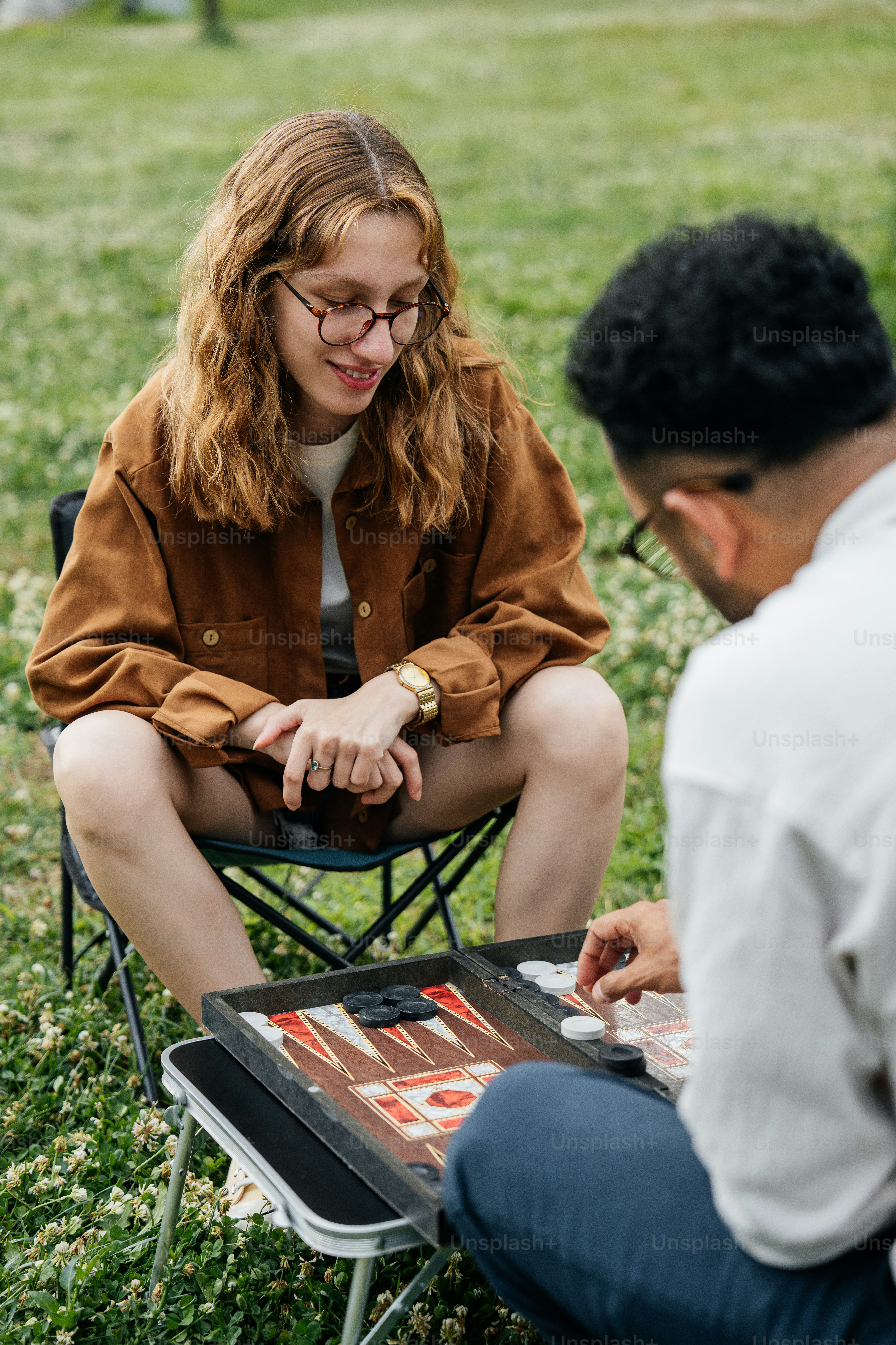 Ein Mann und eine Frau sitzen auf einem Stuhl im Gras