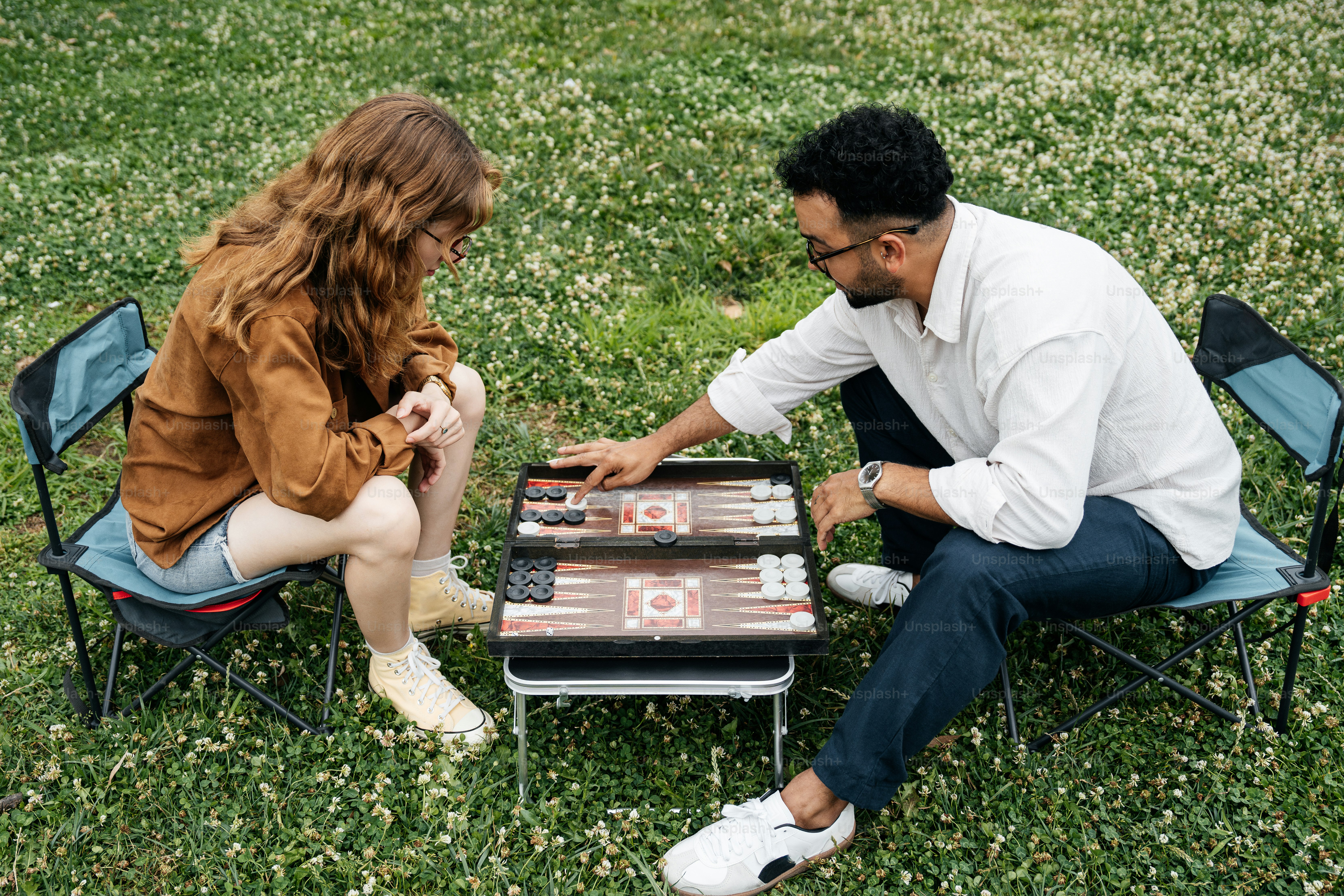 Ein paar Leute, die auf irgendwelchen Stühlen sitzen